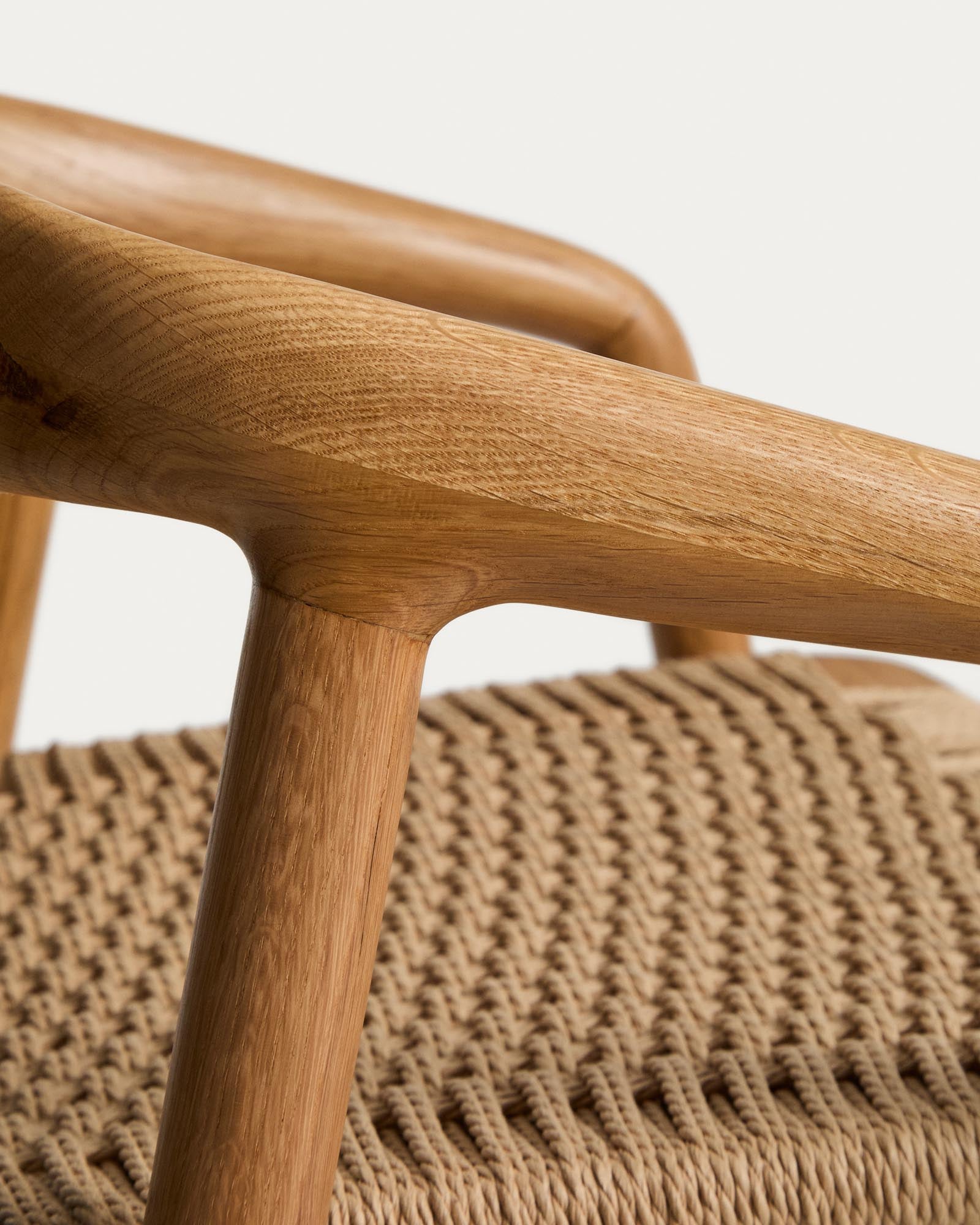 Eleganter Hocker Derile aus robustem Eichenholz, kombiniert mit beigem Papierseil, ideal für stilvolle Sitzgelegenheiten in Bars.
