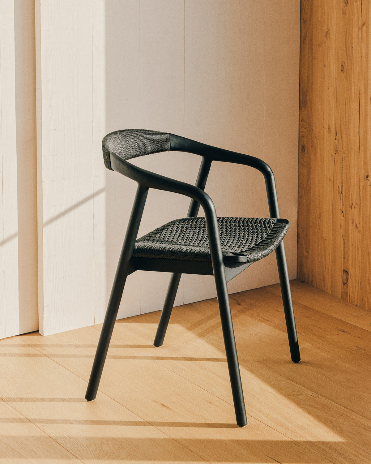 Stuhl Derile aus massivem Eichenholz mit schwarzem Finish und schwarzem Papierseil FSC Mix Credit in Schwarz präsentiert im Onlineshop von KAQTU Design AG. Stuhl mit Armlehne ist von Kave Home