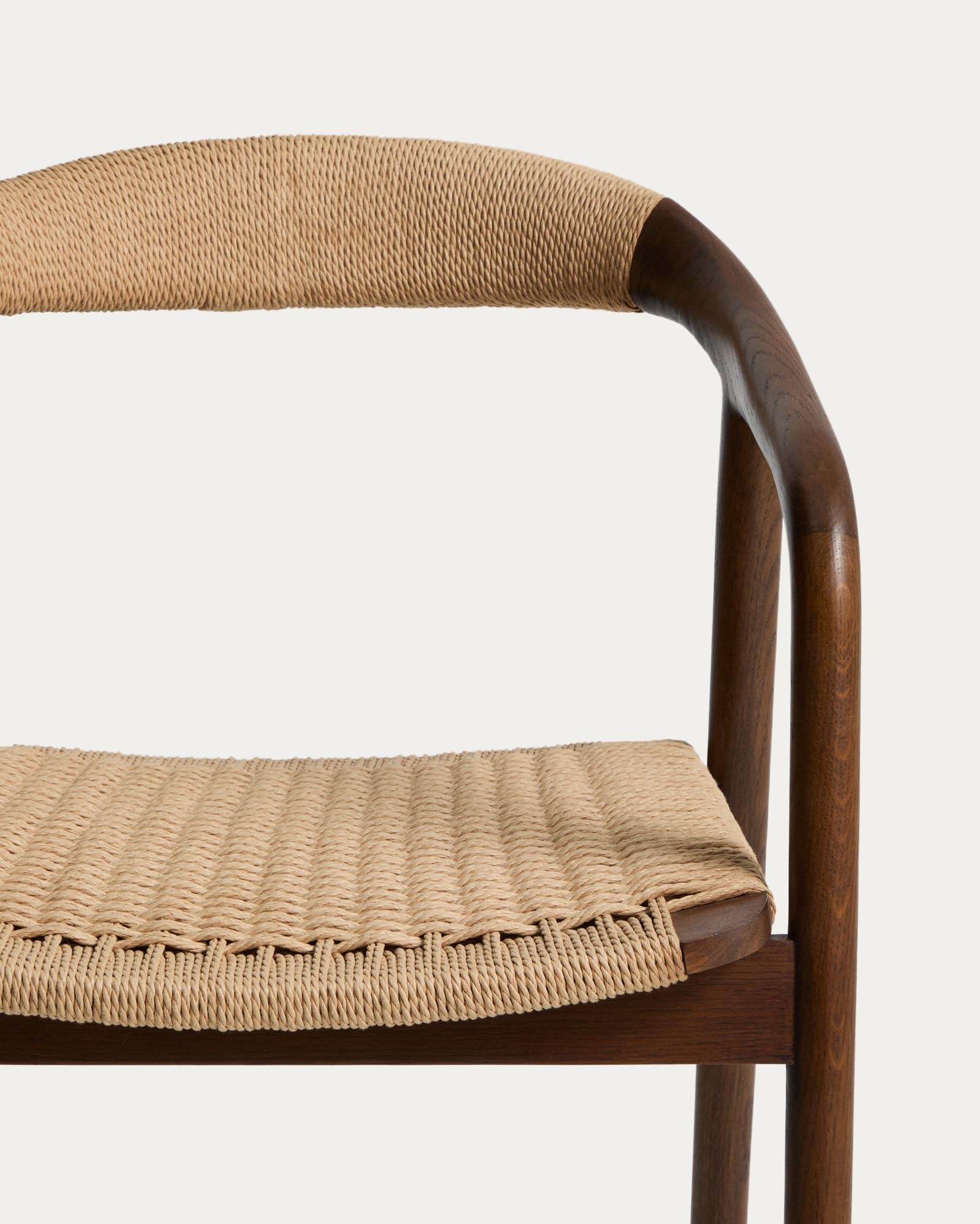 Moderner Derile Stuhl aus robustem Eichenholz mit edlem Nussbaum-Finish und beigem Papierseil, perfekt für gemütliche Essbereiche.
