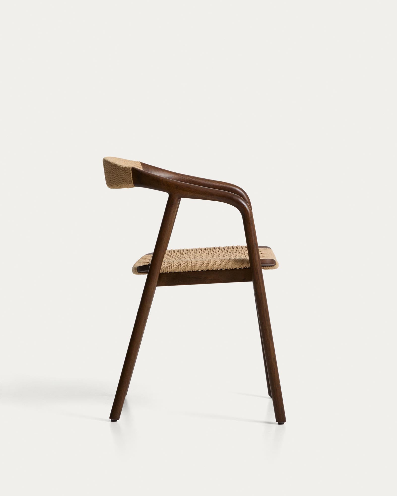 Eleganter Armstuhl Derile aus massivem Eichenholz mit Nussbaum-Finish und beigem Papierseil, ideal für stilvolle Wohnräume.