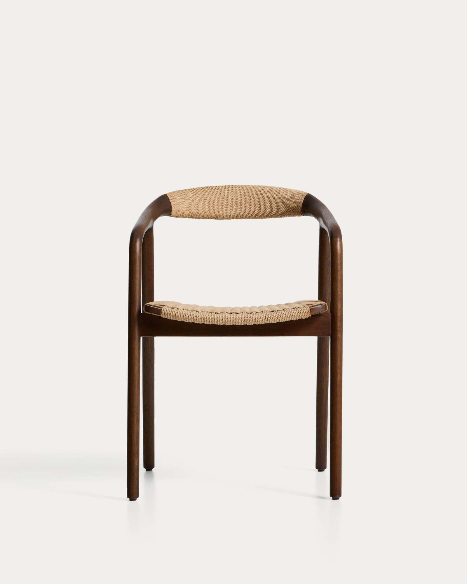 Stuhl Derile aus robustem Eichenholz mit edlem Nussbaum-Finish und beigem Papierseil, perfekt für moderne und gemütliche Einrichtungen.