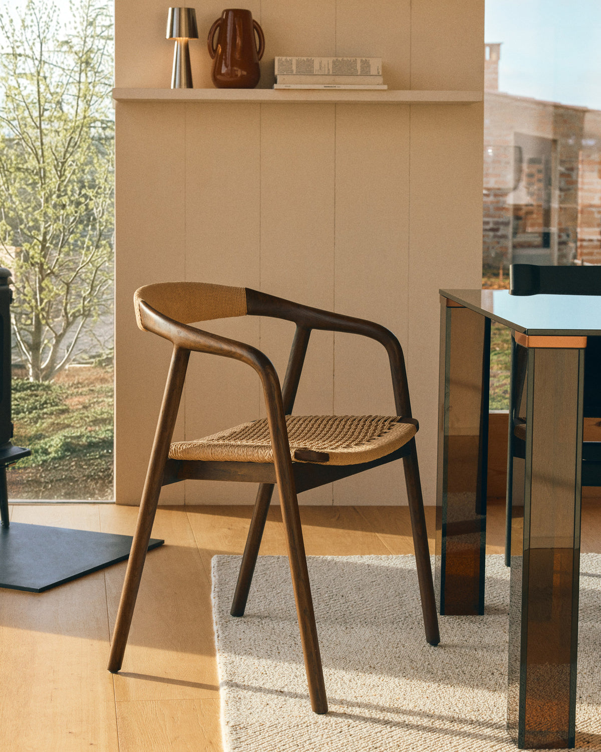 Stuhl Derile aus massivem Eichenholz mit Nussbaum-Finish und beigem Papierseil FSC Mix Credit in Beige präsentiert im Onlineshop von KAQTU Design AG. Stuhl mit Armlehne ist von Kave Home