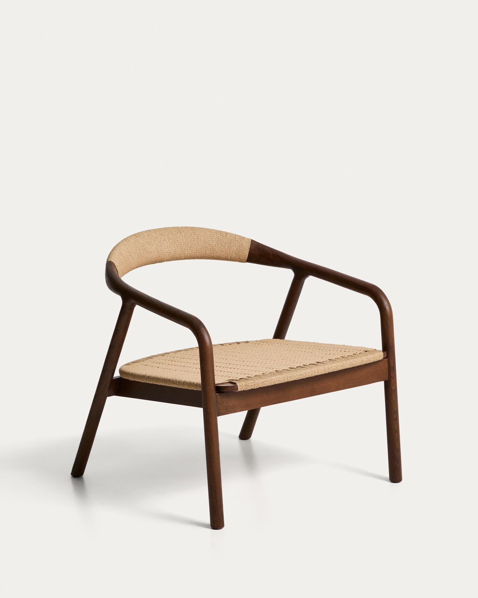 Sessel Derile aus massivem Eichenholz mit Nussbaum-Finish und beigem Papierseil 100% FSC in Dunkelbraun präsentiert im Onlineshop von KAQTU Design AG. Sessel mit Armlehnen ist von Kave Home