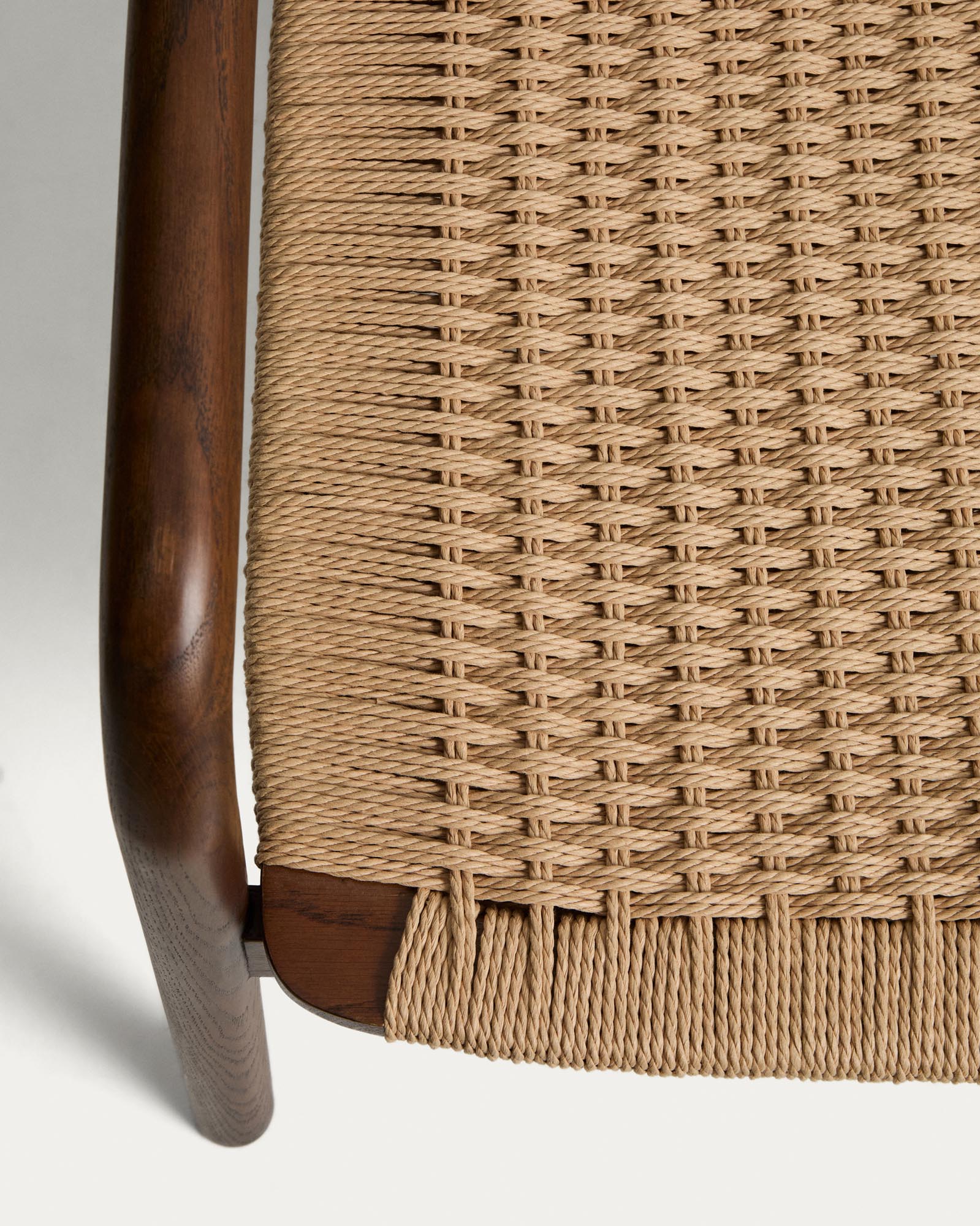 Eleganter Sessel Derile aus massivem Eichenholz mit Nussbaum-Finish und beigem Papierseil, ideal für stilvolle Wohnräume.