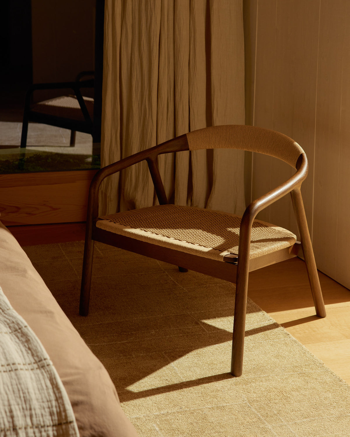 Sessel Derile aus massivem Eichenholz mit Nussbaum-Finish und beigem Papierseil FSC Mix Credit in Dunkelbraun präsentiert im Onlineshop von KAQTU Design AG. Sessel mit Armlehnen ist von Kave Home