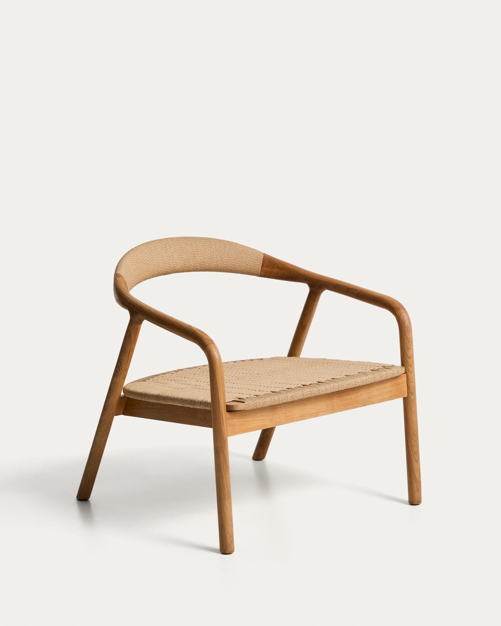 Sessel Derile aus massivem Eichenholz mit Finish in natürlichem Farbton und beigem Papierseil 100% FSC in Beige präsentiert im Onlineshop von KAQTU Design AG. Sessel mit Armlehnen ist von Kave Home