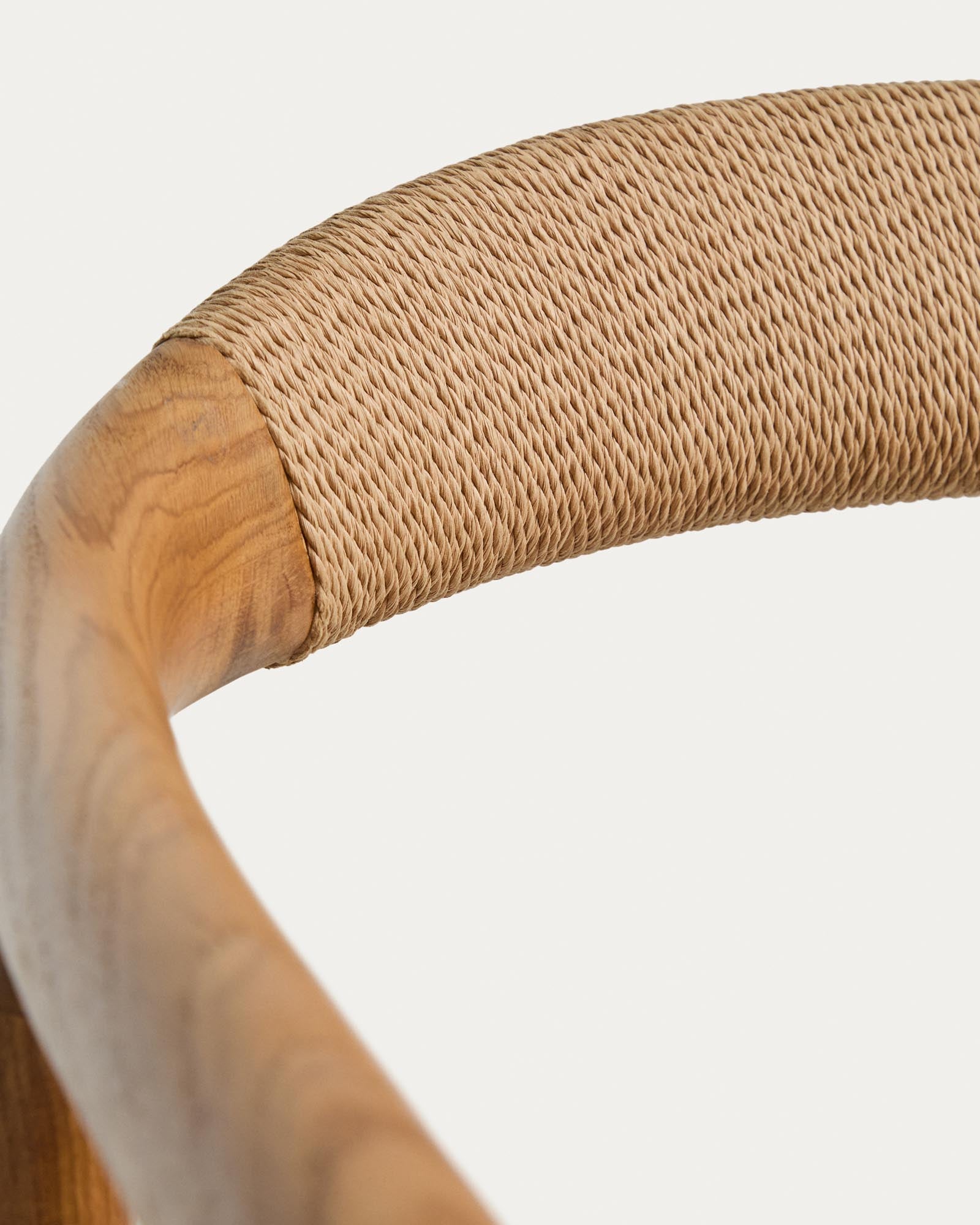 Eleganter Sessel Derile aus massivem Eichenholz mit natürlichem Finish und beigem Papierseil, ideal für einladende Wohnräume.