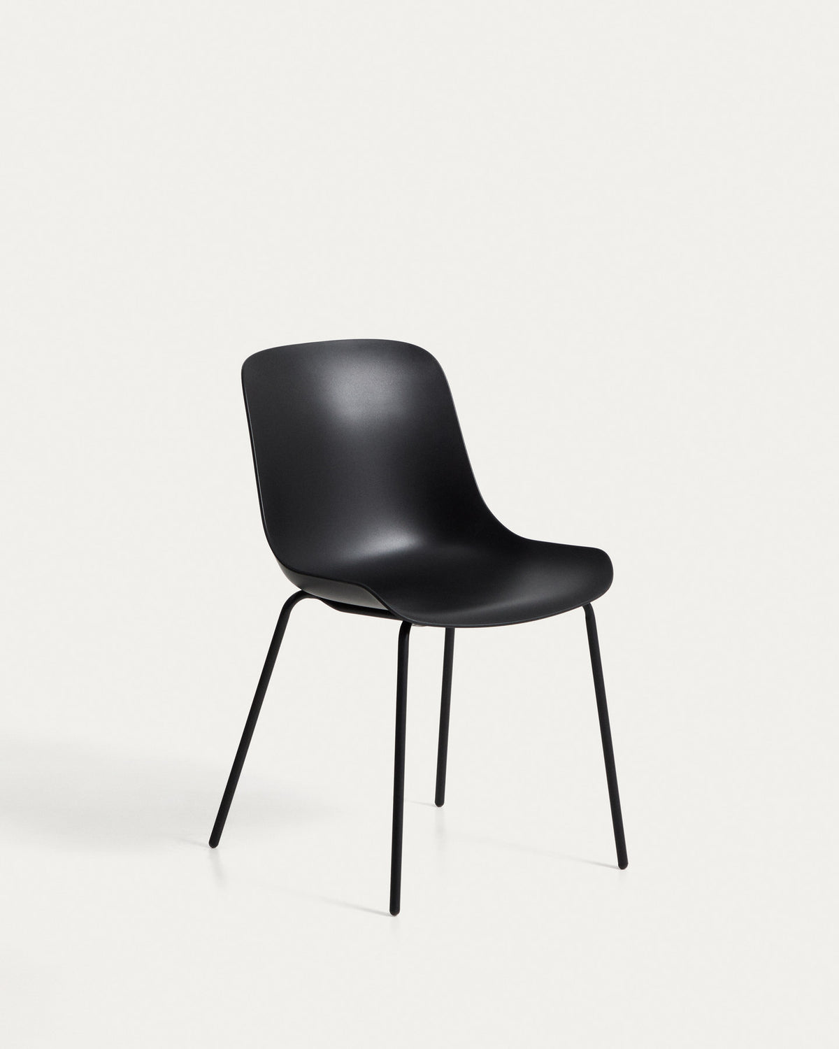 Altea schwarzer Stuhl mit schwarz lackierten Stahlbeinen in Schwarz präsentiert im Onlineshop von KAQTU Design AG. Gartenstuhl ist von Kave Home