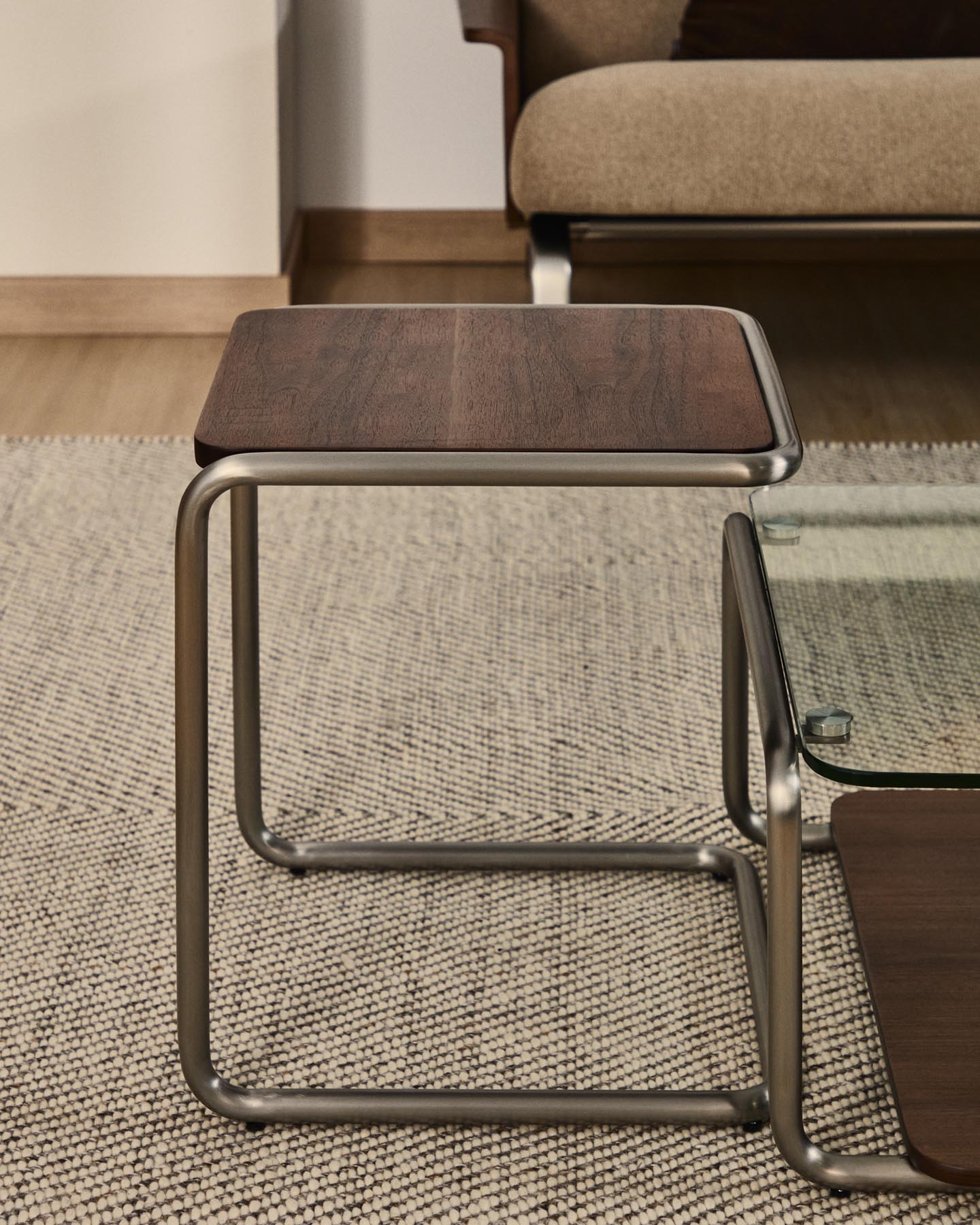 Beistelltisch Tarsel aus Nussbaumfurnier mit Gestell aus gebürstetem Edelstahl 42 x 60 cm in Dunkelbraun präsentiert im Onlineshop von KAQTU Design AG. Beistelltisch ist von Kave Home