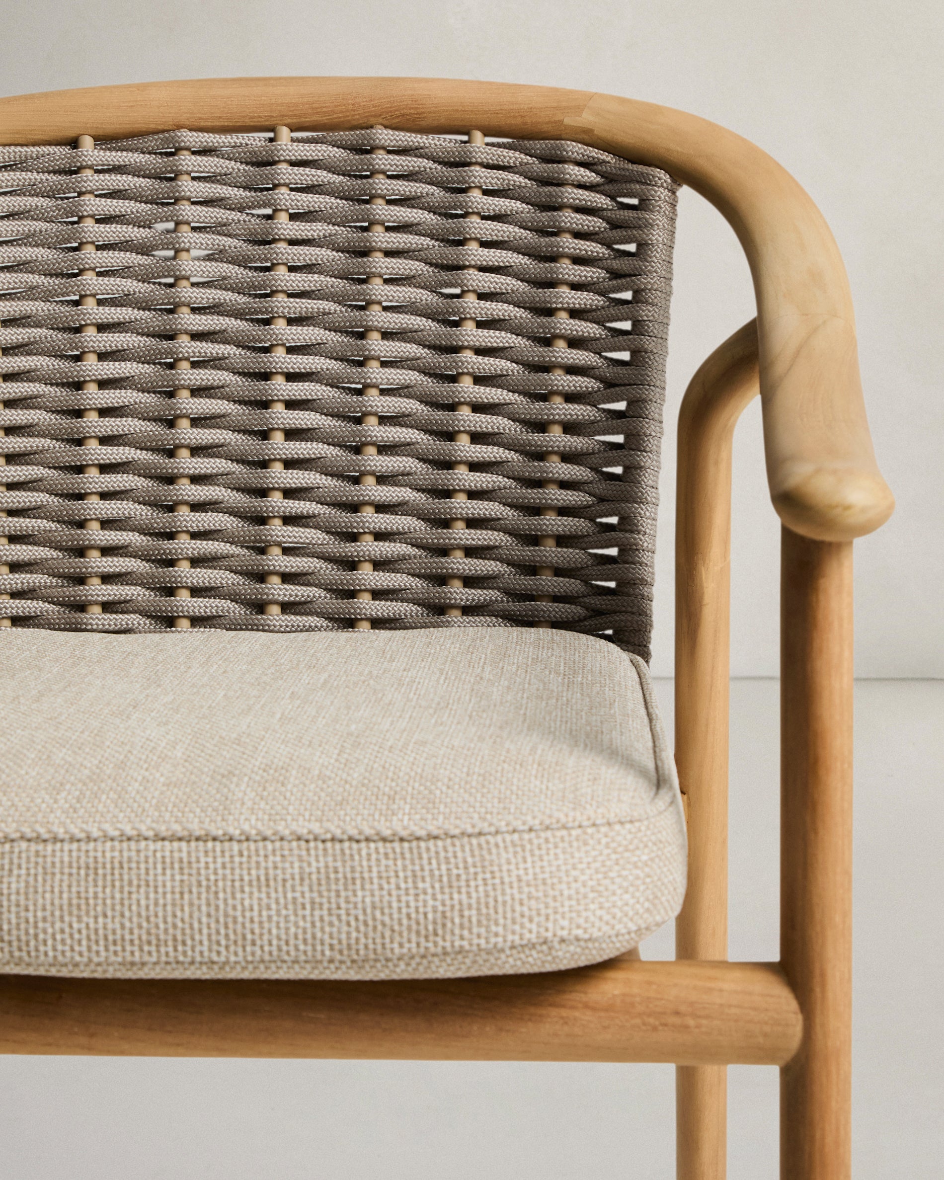 Stapelbarer Outdoor-Stuhl Elunda aus massivem Teakholz, FSC 100 % in Natur präsentiert im Onlineshop von KAQTU Design AG. Gartenstuhl ist von Kave Home