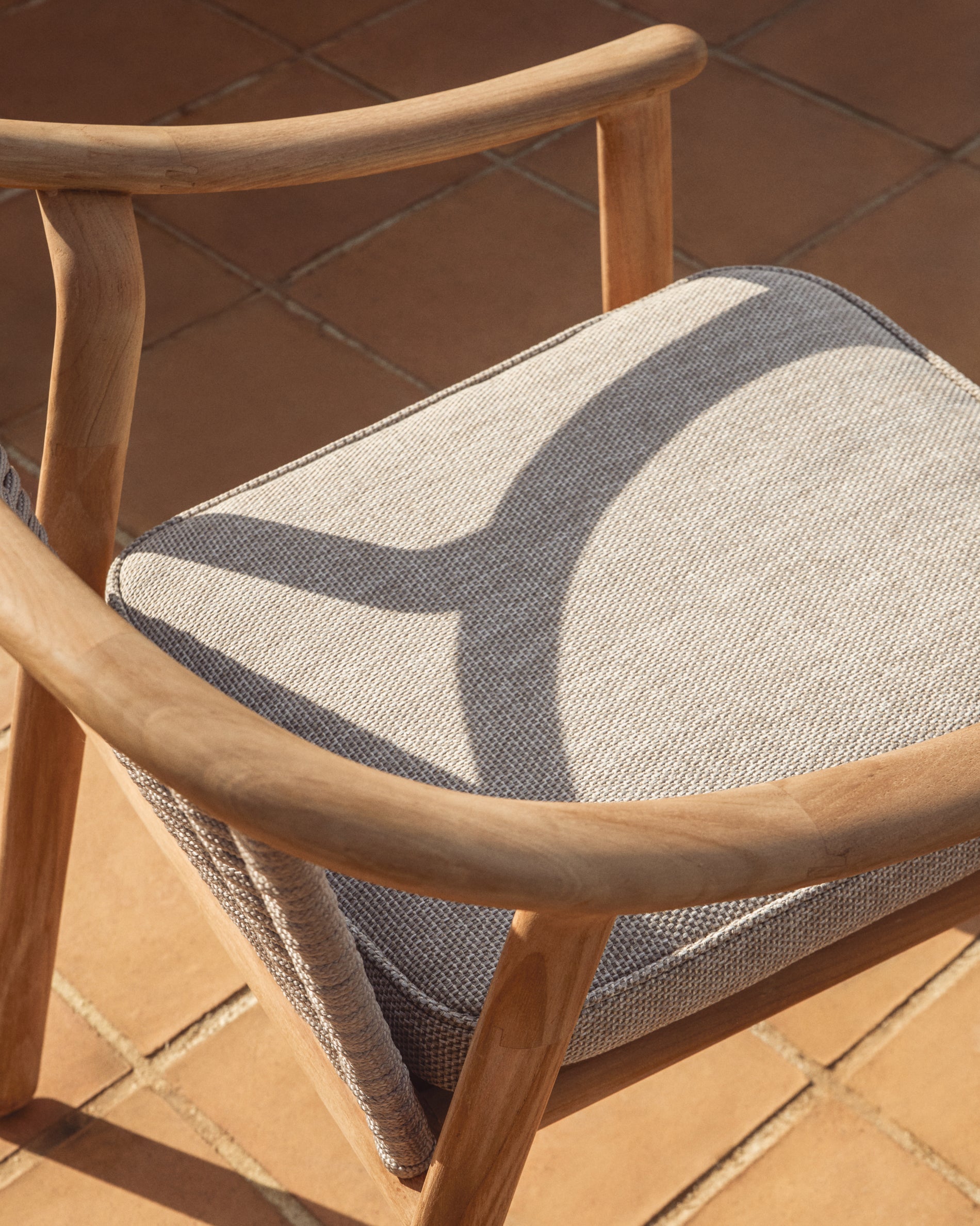 Stapelbarer Outdoor-Stuhl Elunda aus massivem Teakholz, FSC 100 % in Natur präsentiert im Onlineshop von KAQTU Design AG. Gartenstuhl ist von Kave Home