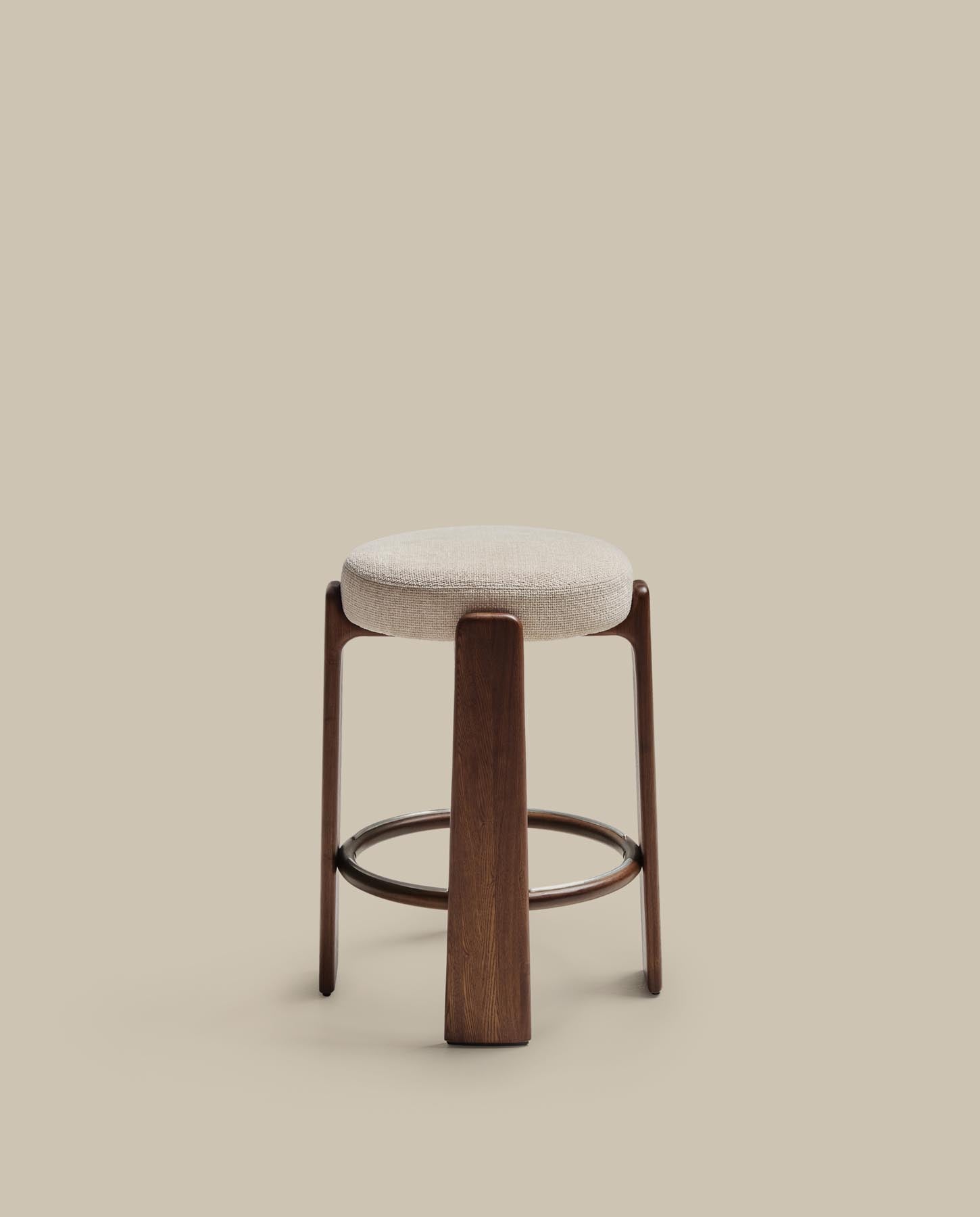 Hocker Granite, schwer entflammbar, aus beiger Chenille und massivem Eschenholz mit nussbaumfarbenem Finish, FSC 100 %, 65 cm in Beige präsentiert im Onlineshop von KAQTU Design AG. Barhocker ist von Kave Home