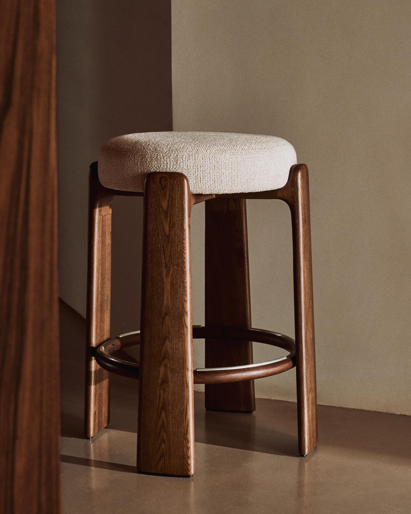 Hocker Granite, schwer entflammbar, aus beiger Chenille und massivem Eschenholz mit nussbaumfarbenem Finish, FSC 100 %, 65 cm in Beige präsentiert im Onlineshop von KAQTU Design AG. Barhocker ist von Kave Home