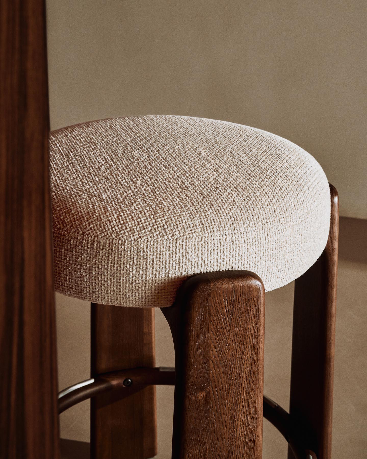 Hocker Granite, schwer entflammbar, aus beiger Chenille und massivem Eschenholz mit nussbaumfarbenem Finish, FSC 100 %, 65 cm in Beige präsentiert im Onlineshop von KAQTU Design AG. Barhocker ist von Kave Home
