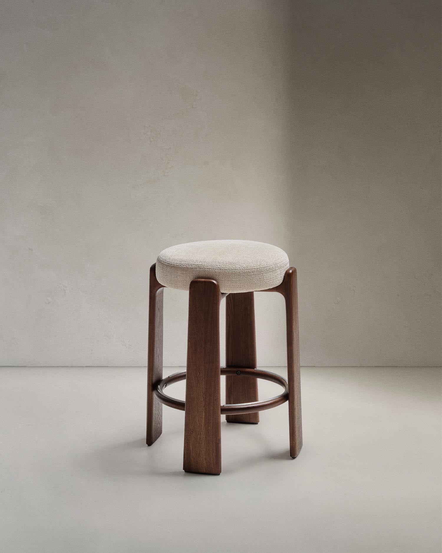 Hocker Granite aus beigefarbener Chenille und massivem Eschenholz mit nussbaumfarbenem Finish, FSC 100%, 65 cm in Beige präsentiert im Onlineshop von KAQTU Design AG. Barstuhl ist von Kave Home