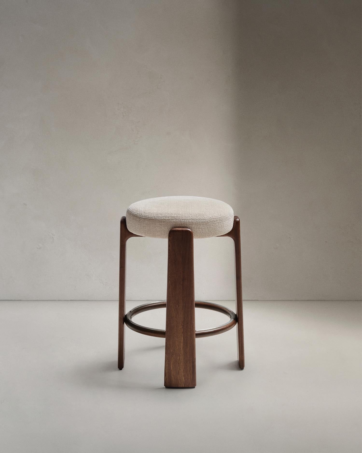 Hocker Granite aus beigefarbener Chenille und massivem Eschenholz mit nussbaumfarbenem Finish, FSC 100%, 65 cm in Beige präsentiert im Onlineshop von KAQTU Design AG. Barstuhl ist von Kave Home