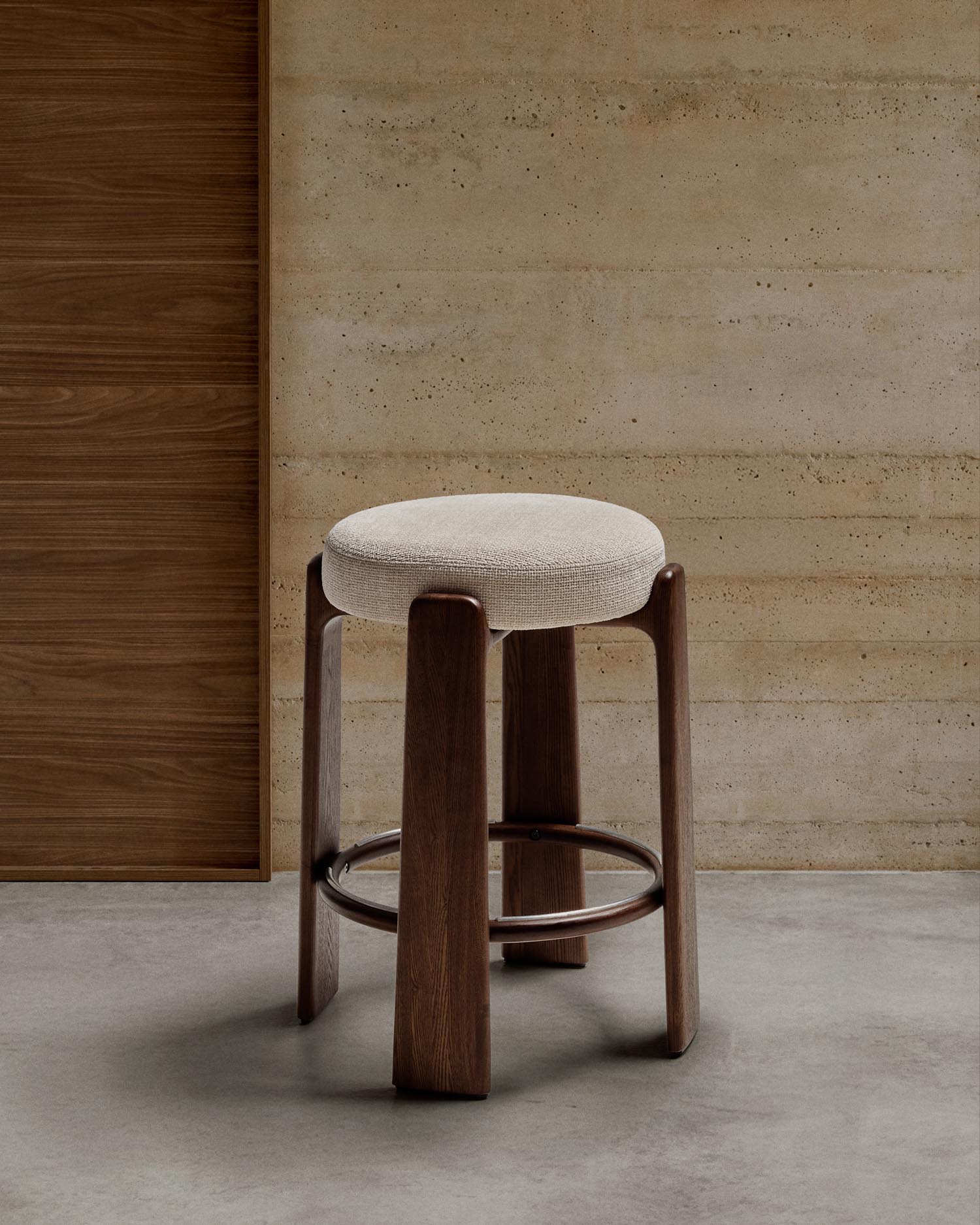 Hocker Granite aus beigefarbener Chenille und massivem Eschenholz mit nussbaumfarbenem Finish, FSC 100%, 65 cm in Beige präsentiert im Onlineshop von KAQTU Design AG. Barstuhl ist von Kave Home