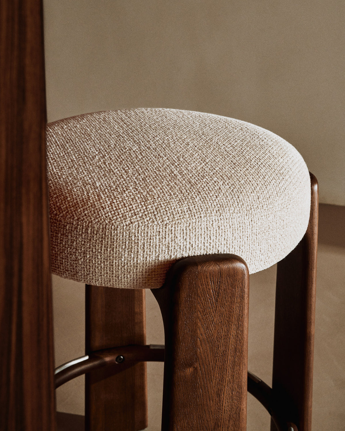 Hocker Granite aus beigefarbener Chenille und massivem Eschenholz mit nussbaumfarbenem Finish, FSC 100%, 65 cm in Beige, Dunkelbraun präsentiert im Onlineshop von KAQTU Design AG. Barstuhl ist von Kave Home