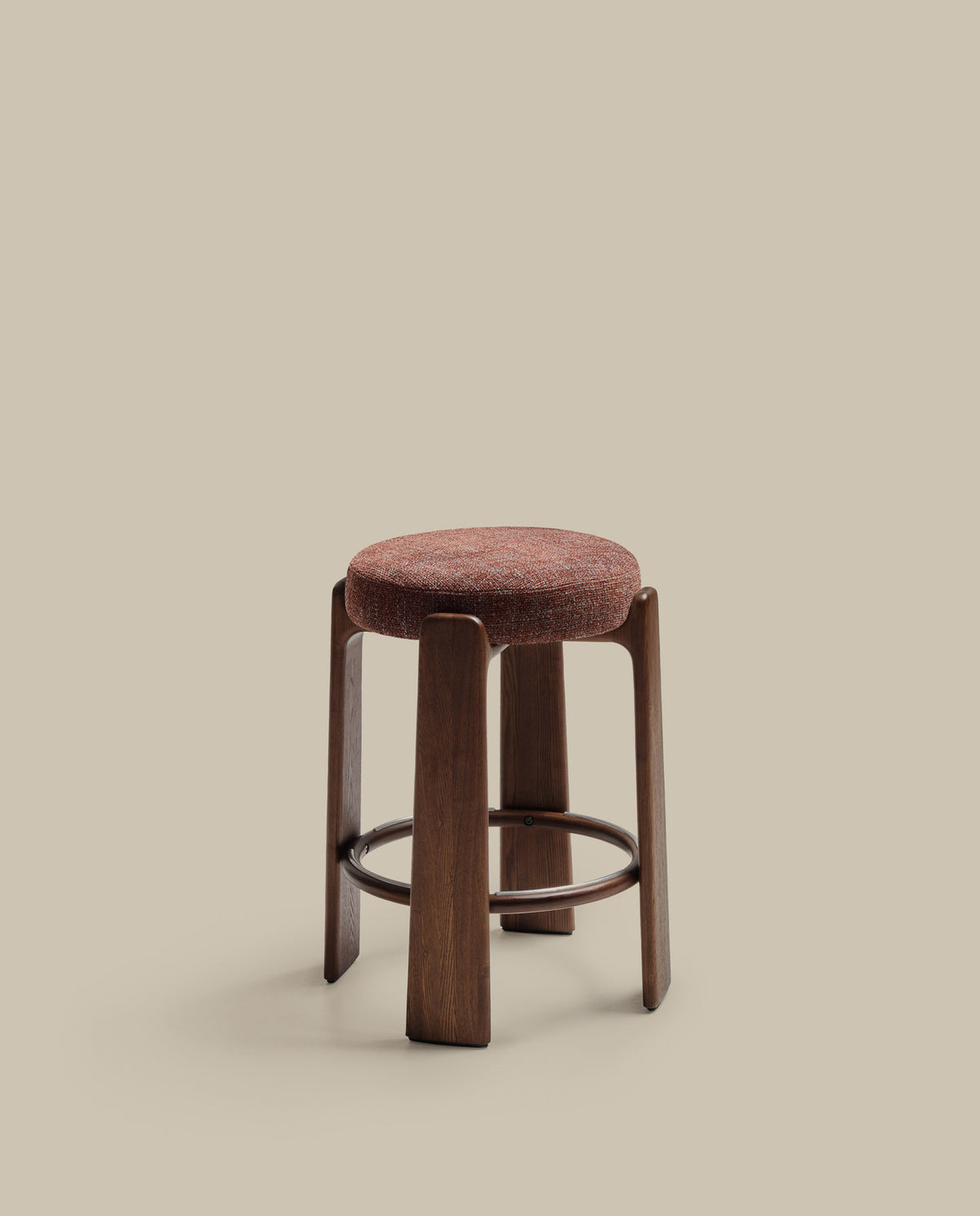 Hocker Granite aus brauner Chenille und massivem Eschenholz mit nussbaumfarbenem Finish, FSC 100%, 65 cm in Braun, Dunkelbraun präsentiert im Onlineshop von KAQTU Design AG. Barstuhl ist von Kave Home