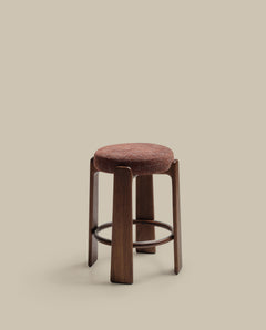 Hocker Granite aus brauner Chenille und massivem Eschenholz mit nussbaumfarbenem Finish, FSC 100%, 65 cm