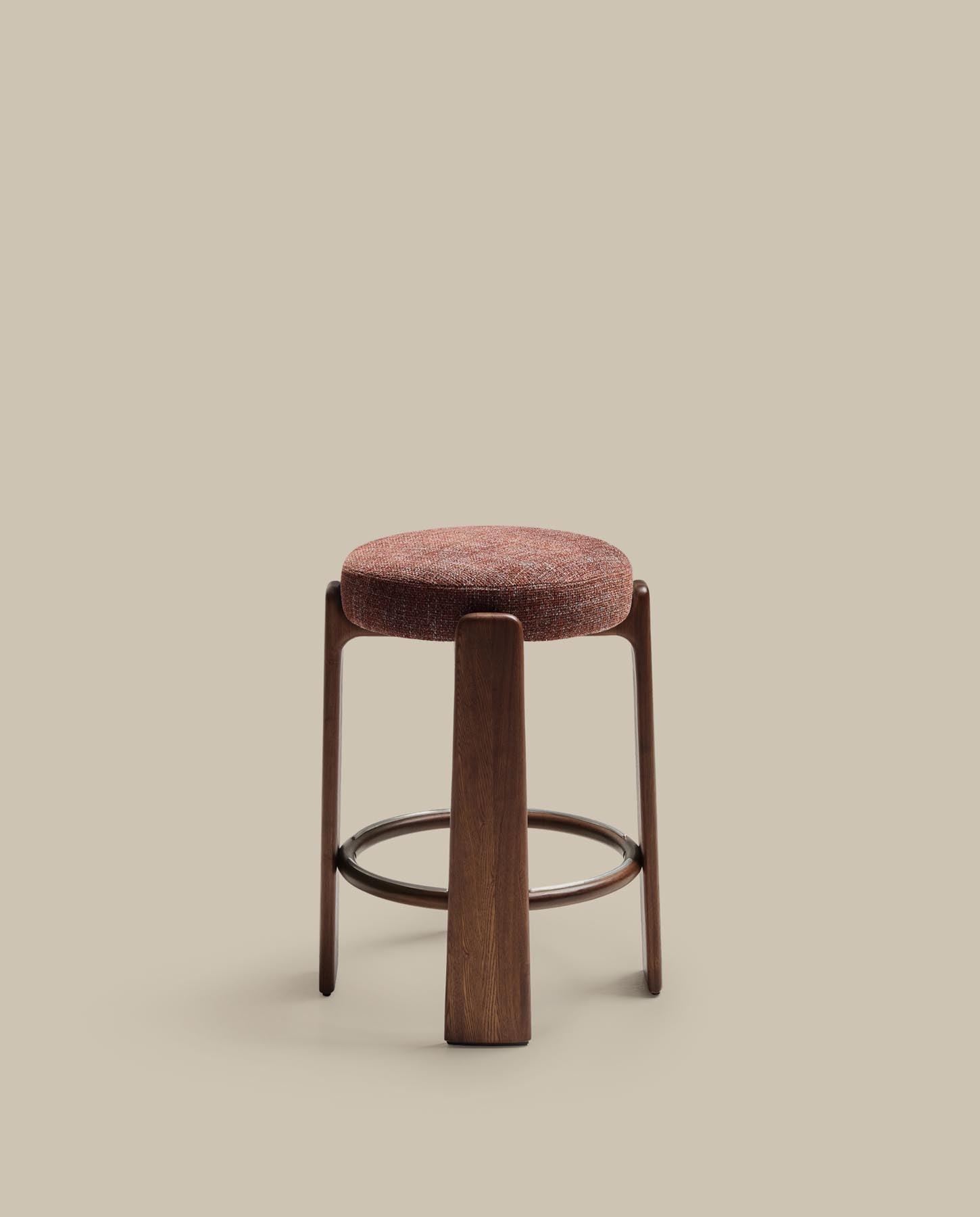 Hocker Granite, schwer entflammbar, aus brauner Chenille und massivem Eschenholz mit nussbaumfarbenem Finish, FSC 100 %, 65 cm in Braun präsentiert im Onlineshop von KAQTU Design AG. Barhocker ist von Kave Home