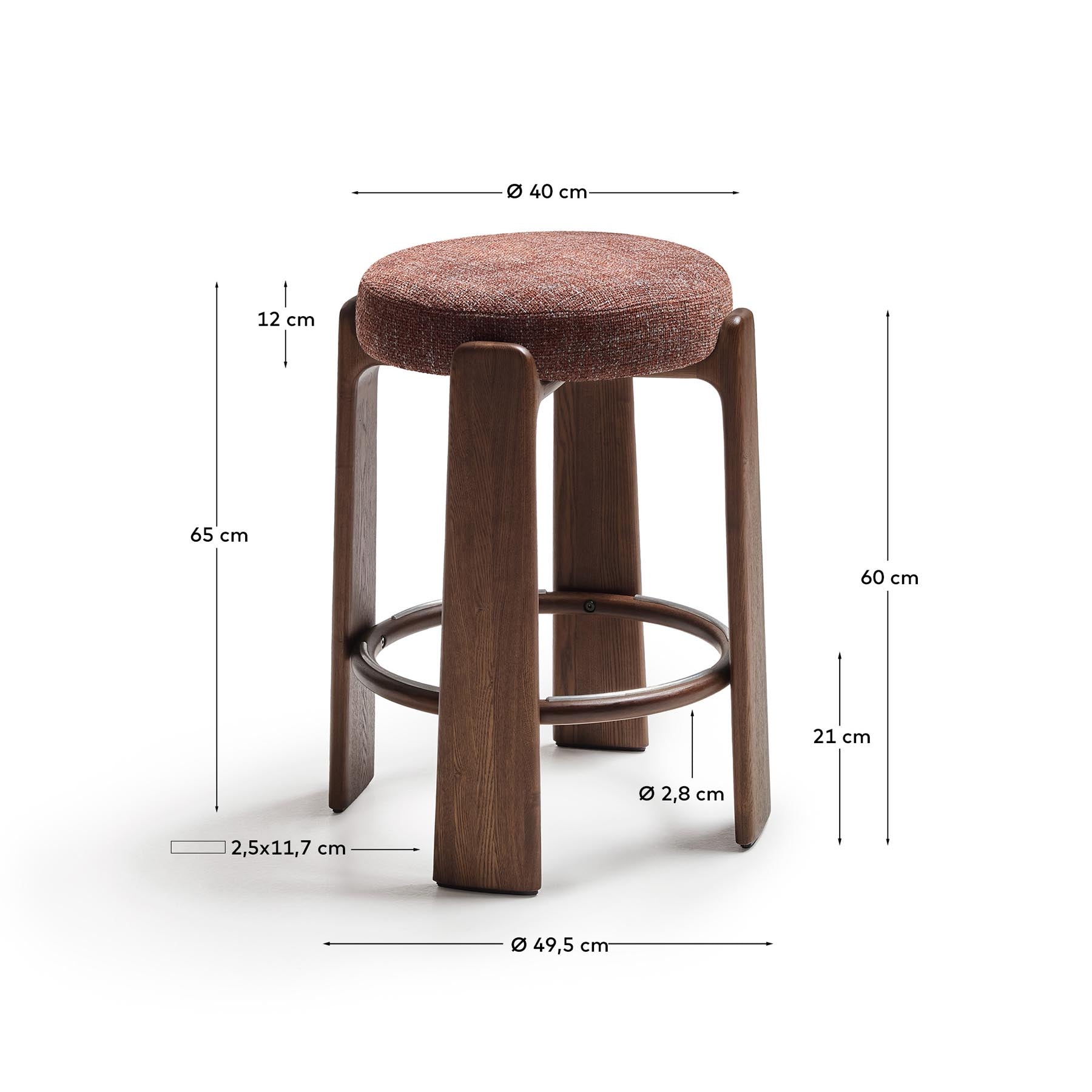 Hocker Granite, schwer entflammbar, aus brauner Chenille und massivem Eschenholz mit nussbaumfarbenem Finish, FSC 100 %, 65 cm in Braun präsentiert im Onlineshop von KAQTU Design AG. Barhocker ist von Kave Home