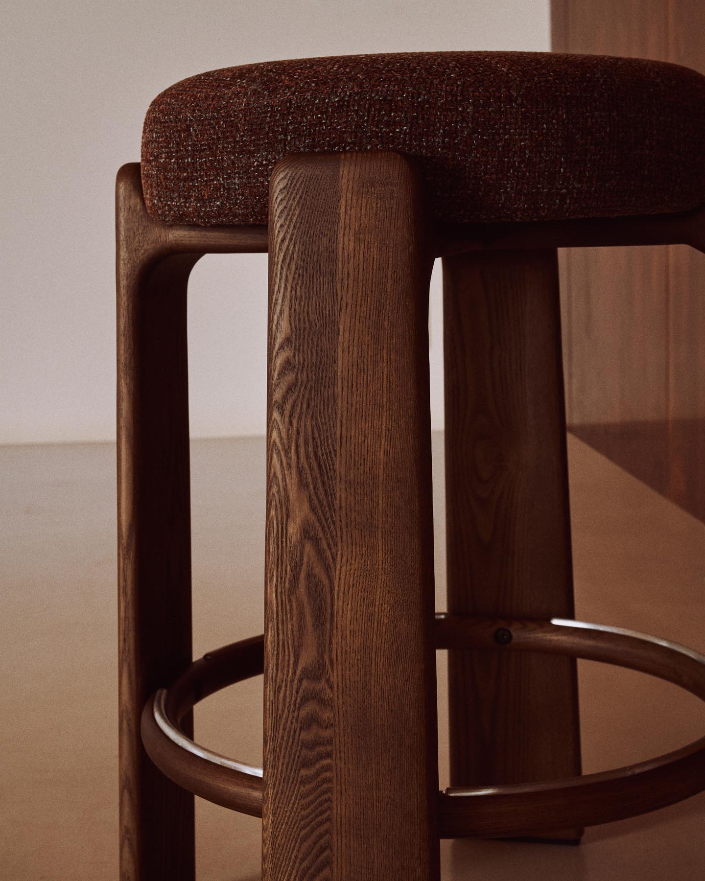 Hocker Granite, schwer entflammbar, aus brauner Chenille und massivem Eschenholz mit nussbaumfarbenem Finish, FSC 100 %, 65 cm in Braun präsentiert im Onlineshop von KAQTU Design AG. Barhocker ist von Kave Home