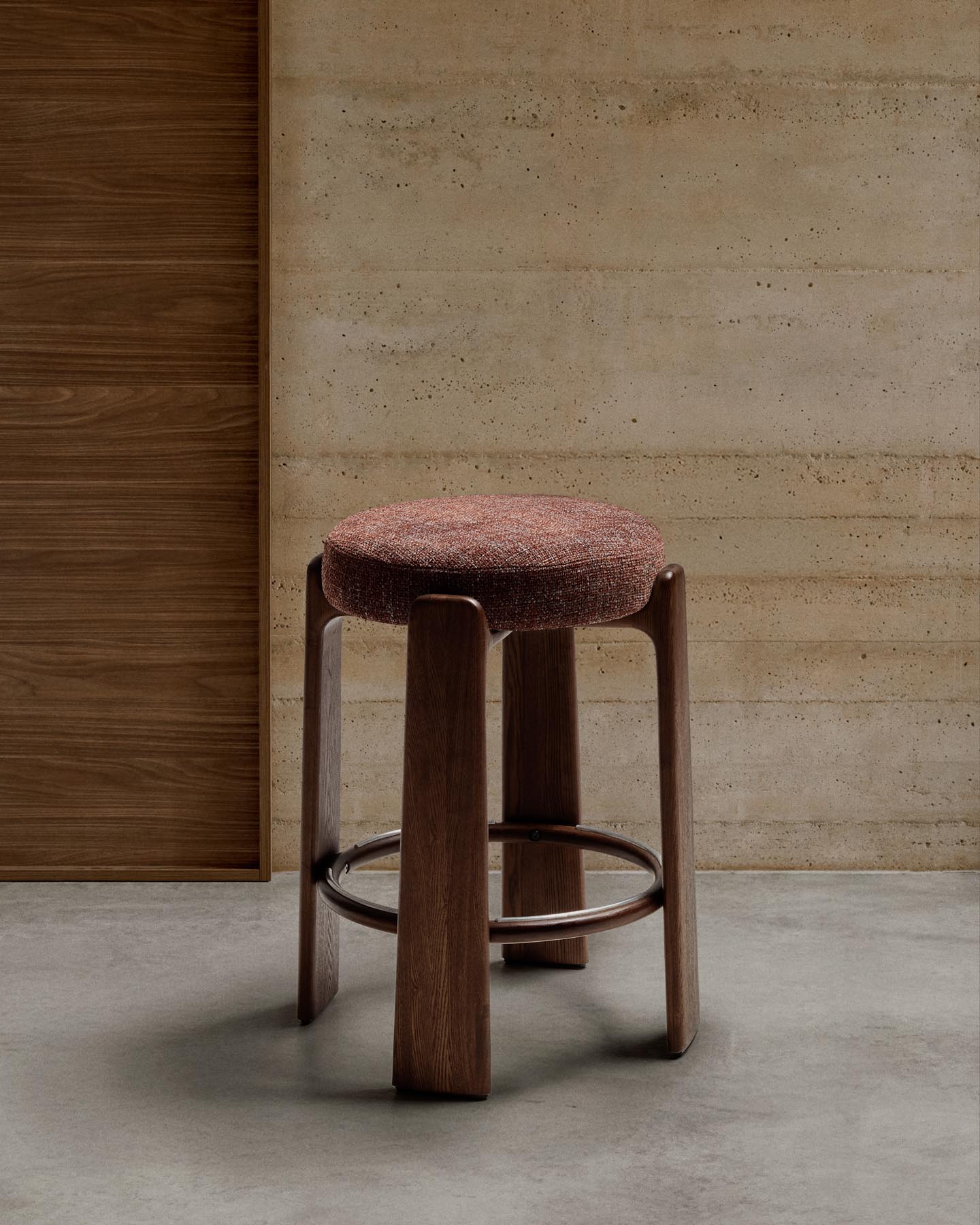 Hocker Granite, schwer entflammbar, aus brauner Chenille und massivem Eschenholz mit nussbaumfarbenem Finish, FSC 100 %, 65 cm in Braun präsentiert im Onlineshop von KAQTU Design AG. Barhocker ist von Kave Home