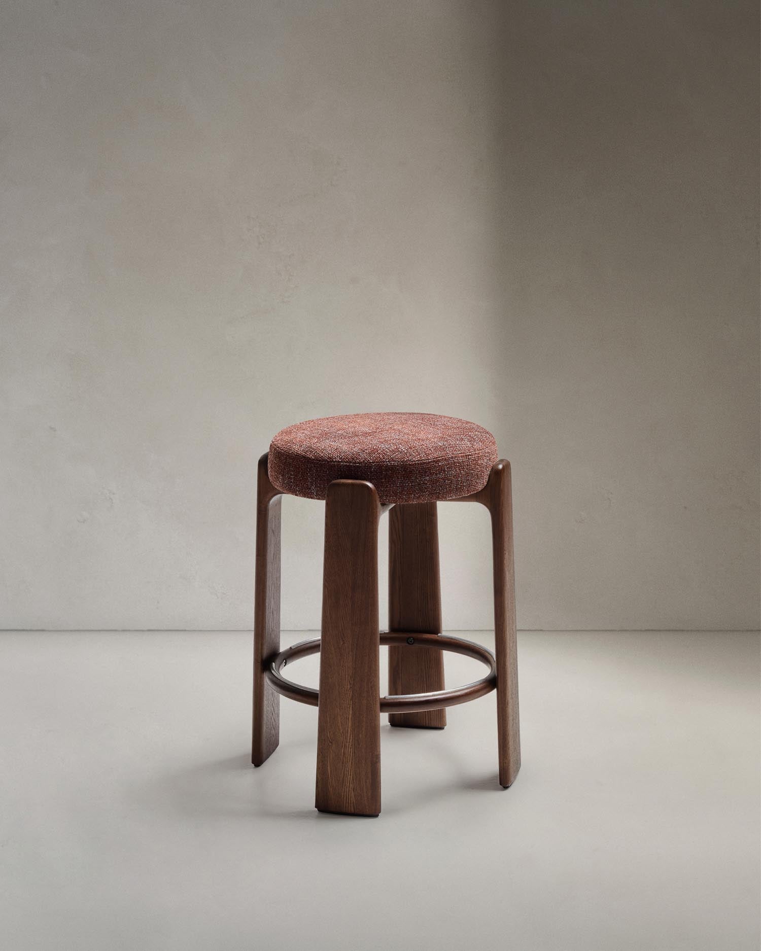 Hocker Granite aus brauner Chenille und massivem Eschenholz mit nussbaumfarbenem Finish, FSC 100%, 65 cm in Braun präsentiert im Onlineshop von KAQTU Design AG. Barstuhl ist von Kave Home