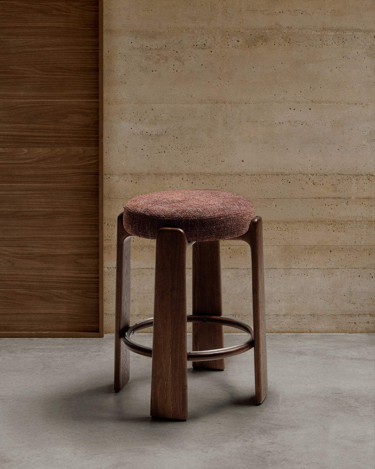 Hocker Granite aus brauner Chenille und massivem Eschenholz mit nussbaumfarbenem Finish, FSC 100%, 65 cm in Braun, Dunkelbraun präsentiert im Onlineshop von KAQTU Design AG. Barstuhl ist von Kave Home