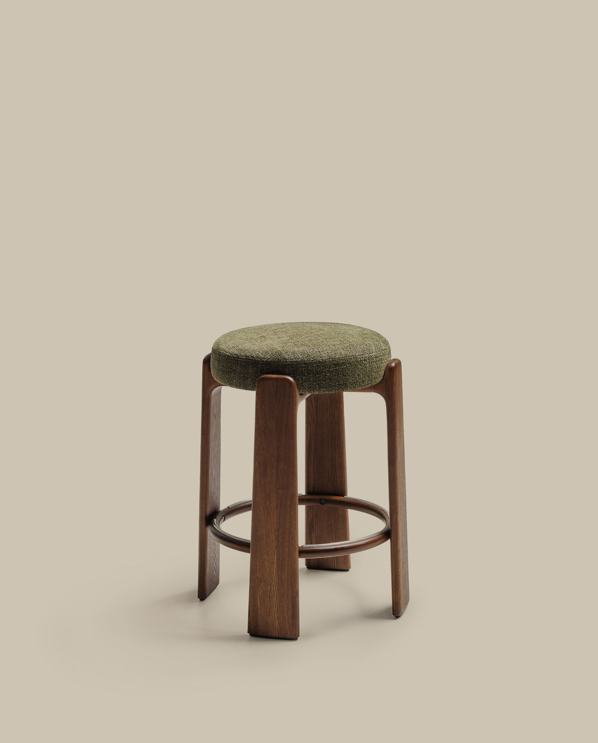 Hocker Granite, schwer entflammbar, aus grüner Chenille und massivem Eschenholz mit nussbaumfarbenem Finish, FSC 100 %, 65 cm in Grün präsentiert im Onlineshop von KAQTU Design AG. Barhocker ist von Kave Home