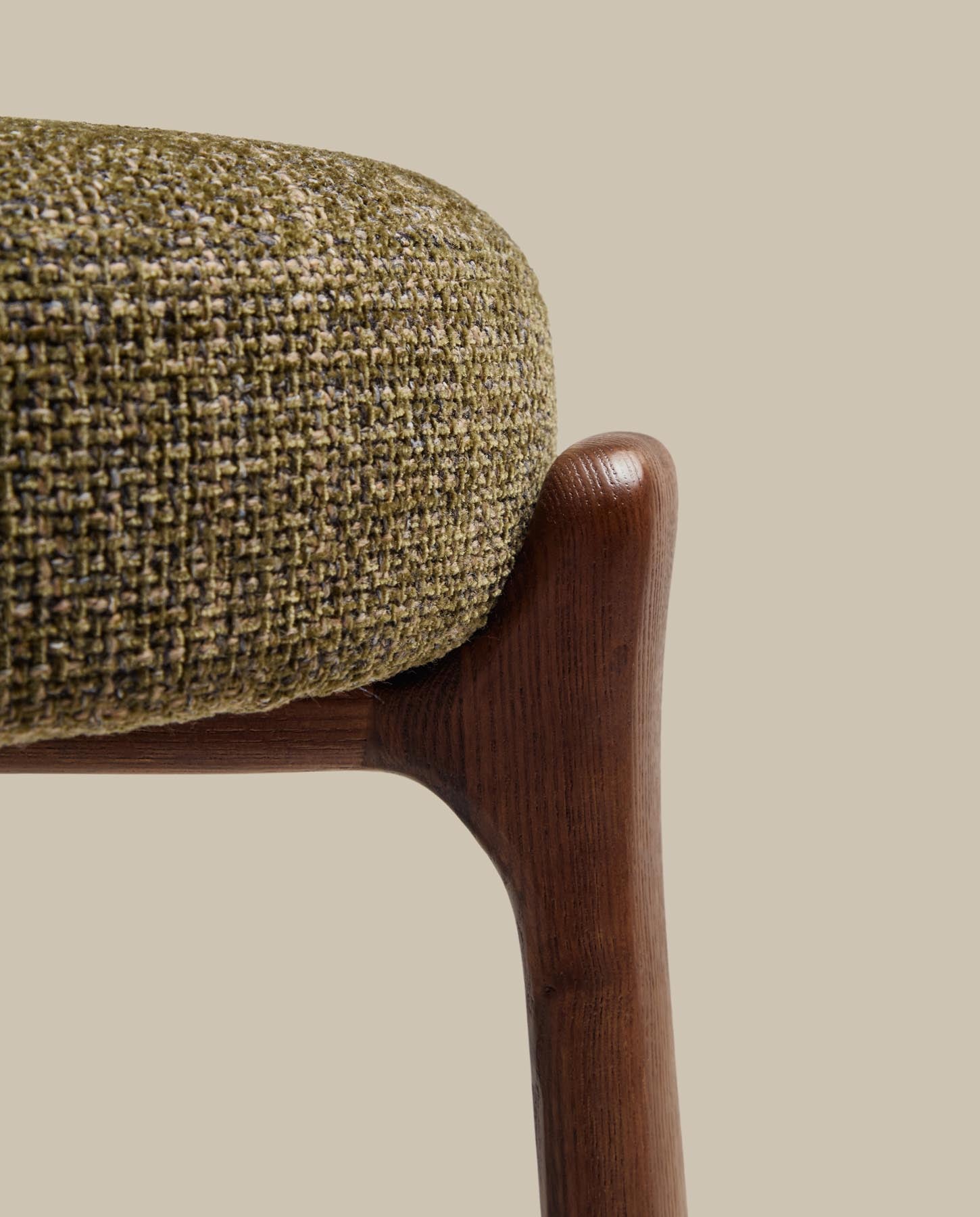 Hocker Granite, schwer entflammbar, aus grüner Chenille und massivem Eschenholz mit nussbaumfarbenem Finish, FSC 100 %, 65 cm in Grün präsentiert im Onlineshop von KAQTU Design AG. Barhocker ist von Kave Home