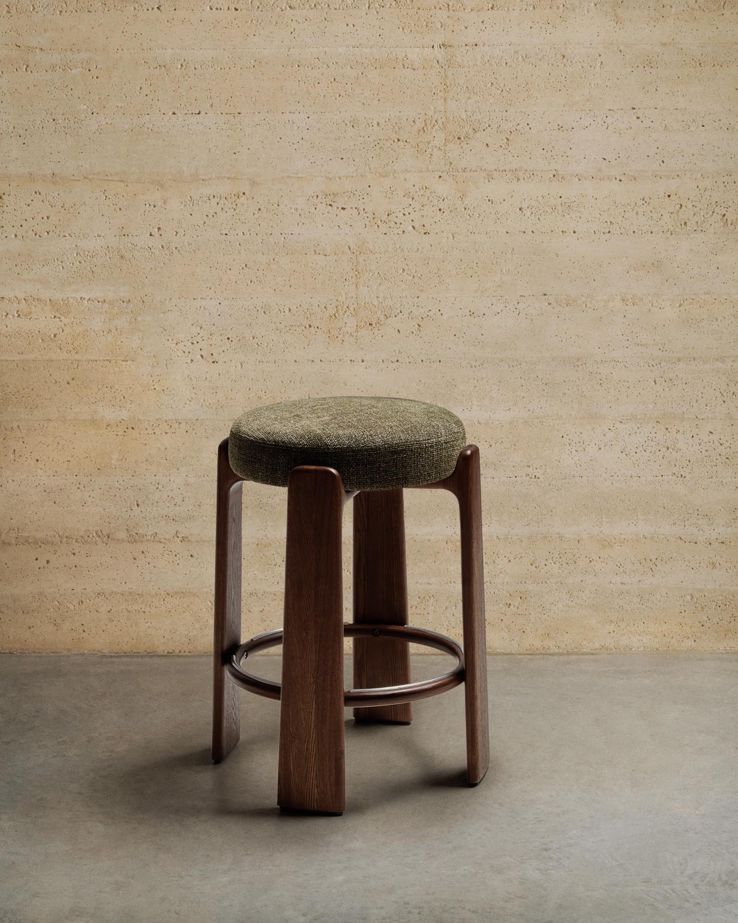 Hocker Granite, schwer entflammbar, aus grüner Chenille und massivem Eschenholz mit nussbaumfarbenem Finish, FSC 100 %, 65 cm in Grün präsentiert im Onlineshop von KAQTU Design AG. Barhocker ist von Kave Home