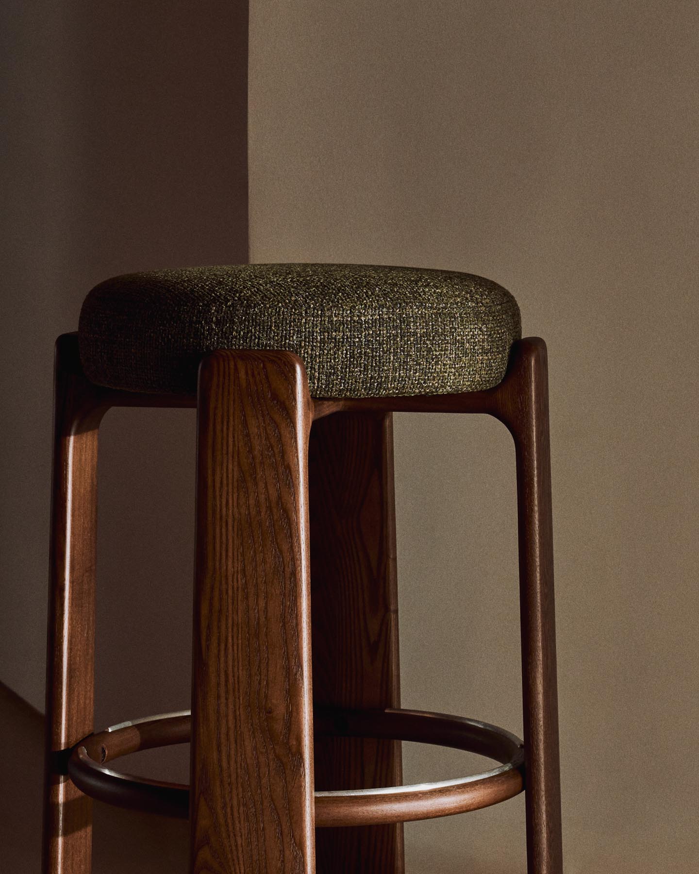 Hocker Granite, schwer entflammbar, aus grüner Chenille und massivem Eschenholz mit nussbaumfarbenem Finish, FSC 100 %, 65 cm in Grün präsentiert im Onlineshop von KAQTU Design AG. Barhocker ist von Kave Home