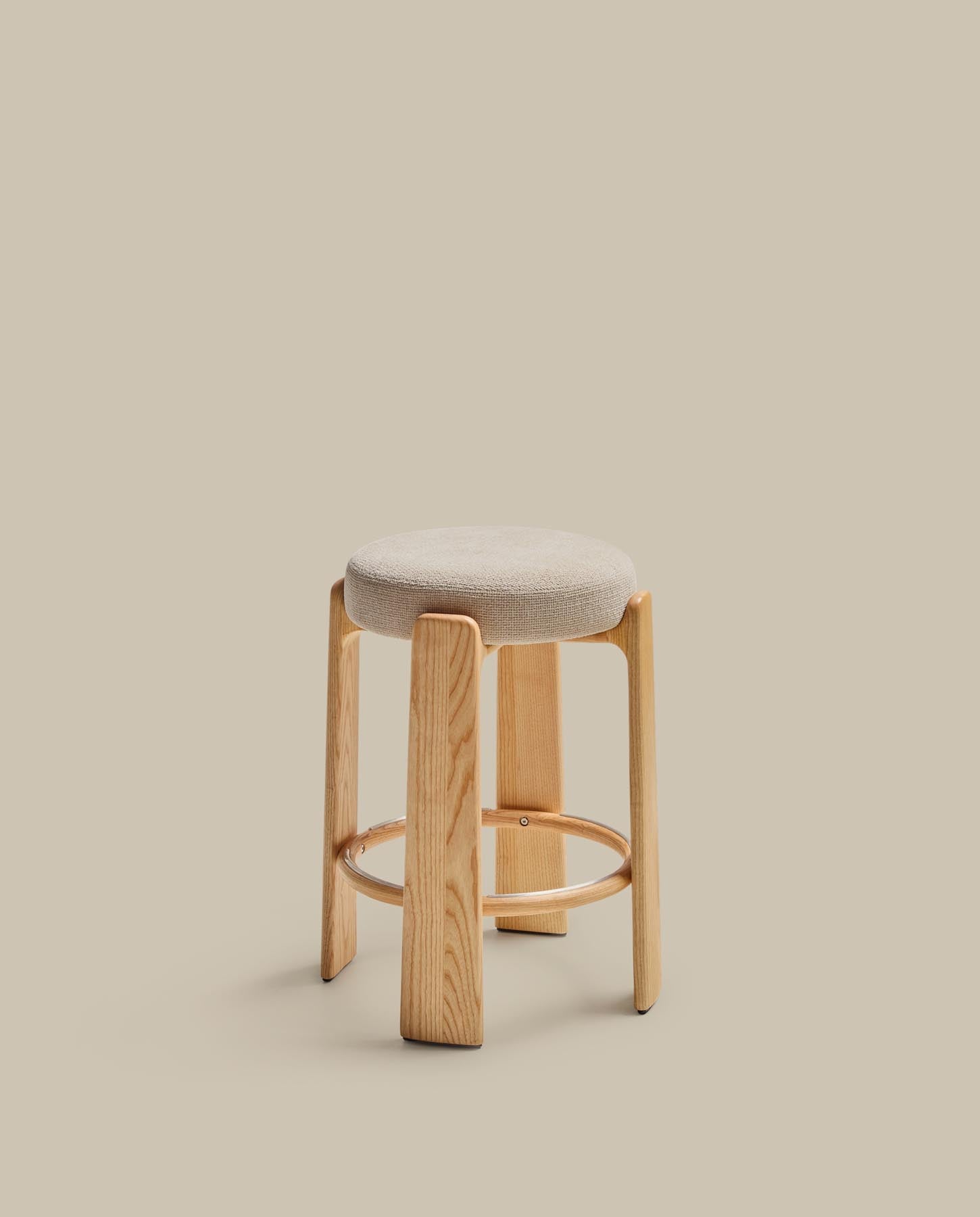 Hocker Granite, schwer entflammbar, aus beiger Chenille und massivem Eschenholz mit naturfarbenem Finish, FSC 100 %, 65 cm in Beige präsentiert im Onlineshop von KAQTU Design AG. Barhocker ist von Kave Home