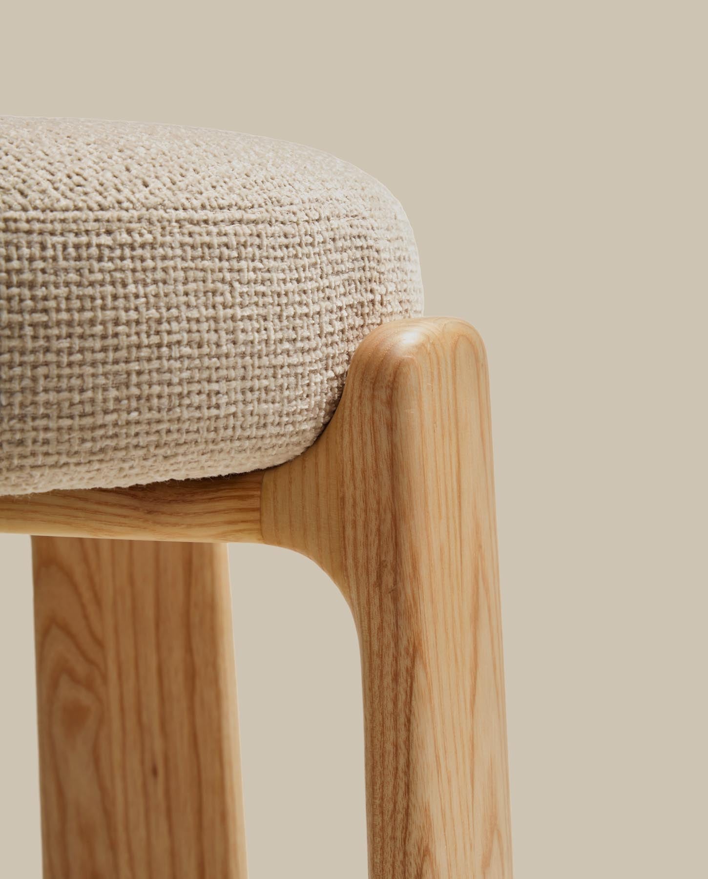 Hocker Granite, schwer entflammbar, aus beiger Chenille und massivem Eschenholz mit naturfarbenem Finish, FSC 100 %, 65 cm in Beige präsentiert im Onlineshop von KAQTU Design AG. Barhocker ist von Kave Home