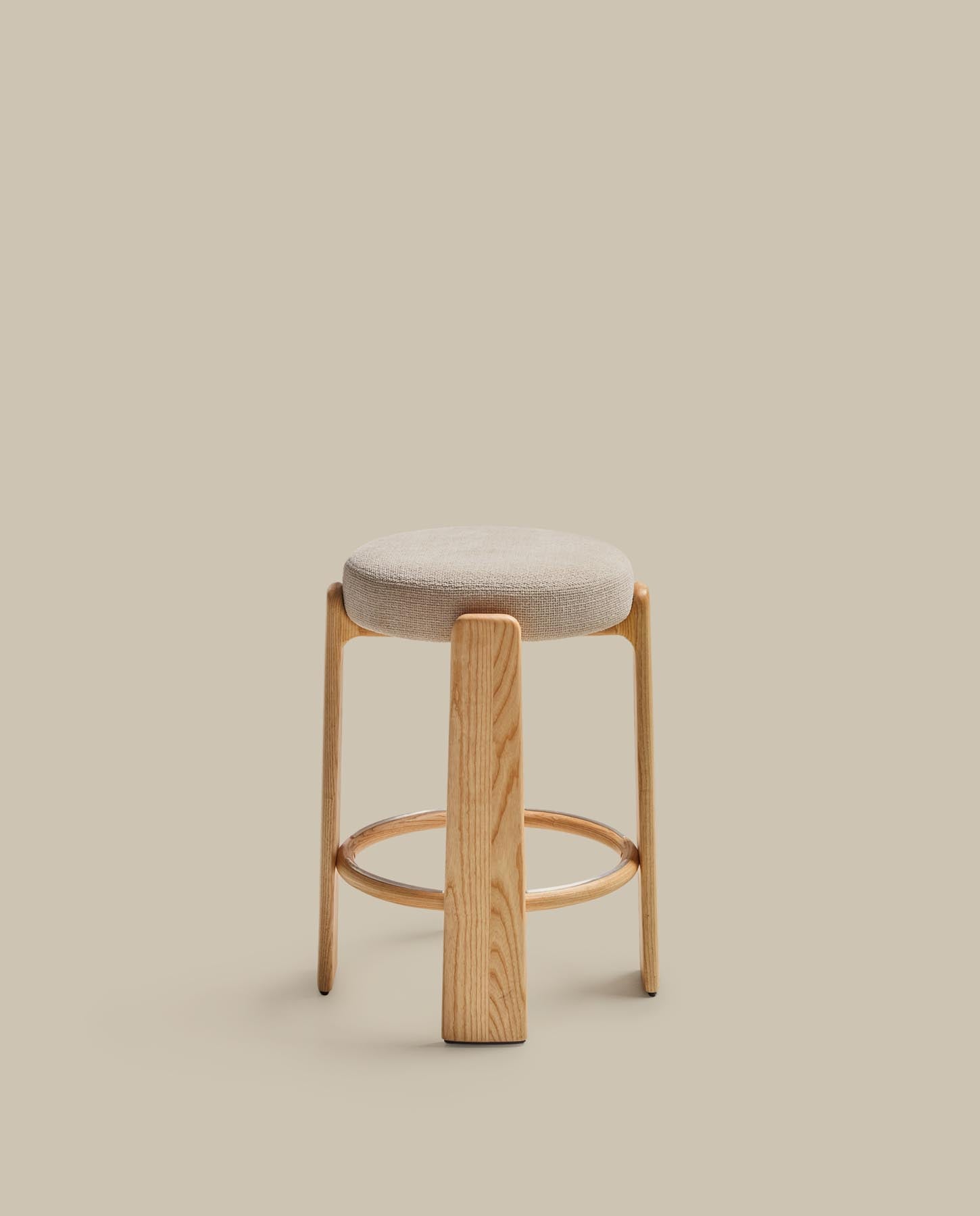 Hocker Granite, schwer entflammbar, aus beiger Chenille und massivem Eschenholz mit naturfarbenem Finish, FSC 100 %, 65 cm in Beige präsentiert im Onlineshop von KAQTU Design AG. Barhocker ist von Kave Home