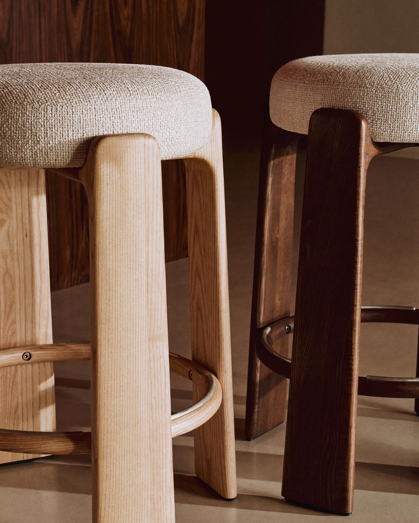 Hocker Granite, schwer entflammbar, aus beiger Chenille und massivem Eschenholz mit naturfarbenem Finish, FSC 100 %, 65 cm in Beige präsentiert im Onlineshop von KAQTU Design AG. Barhocker ist von Kave Home