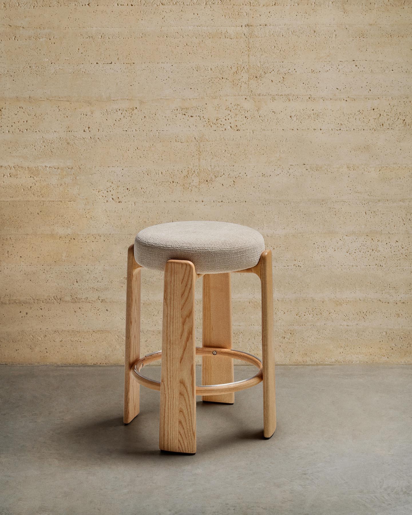 Hocker Granite, schwer entflammbar, aus beiger Chenille und massivem Eschenholz mit naturfarbenem Finish, FSC 100 %, 65 cm in Beige präsentiert im Onlineshop von KAQTU Design AG. Barhocker ist von Kave Home