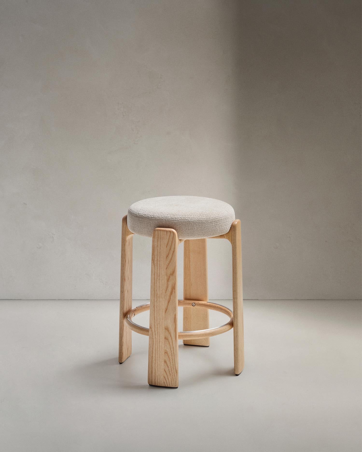 Hocker Granite aus beigefarbener Chenille und massivem Eschenholz mit naturfarbenem Finish, FSC 100%, 65 cm in Beige präsentiert im Onlineshop von KAQTU Design AG. Barstuhl ist von Kave Home