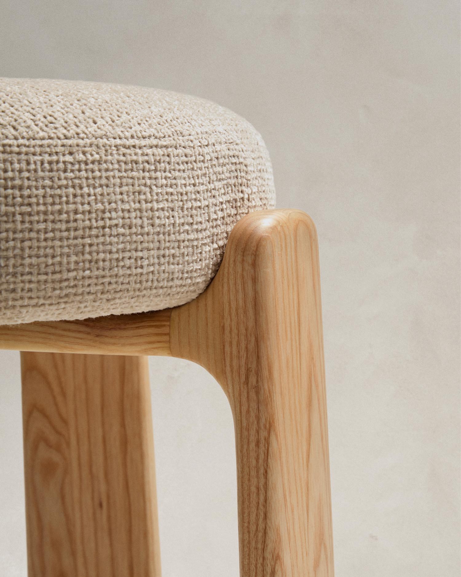 Hocker Granite aus beigefarbener Chenille und massivem Eschenholz mit naturfarbenem Finish, FSC 100%, 65 cm in Beige präsentiert im Onlineshop von KAQTU Design AG. Barstuhl ist von Kave Home