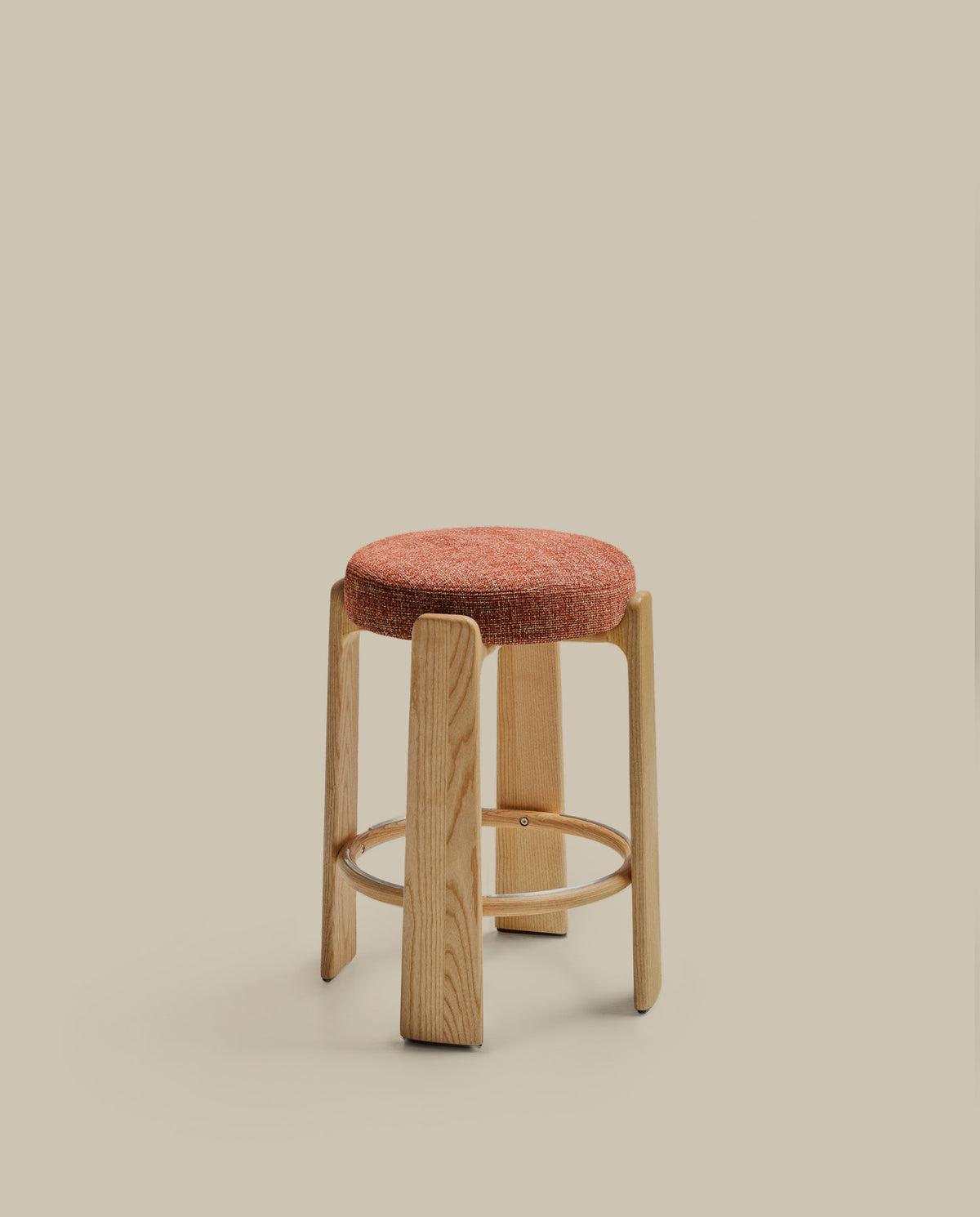 Hocker Granite, schwer entflammbar, aus terrakottafarbener Chenille und massivem Eschenholz mit naturfarbener Oberfläche, FSC 100 %, 65 cm in Terrakotta präsentiert im Onlineshop von KAQTU Design AG. Barhocker ist von Kave Home