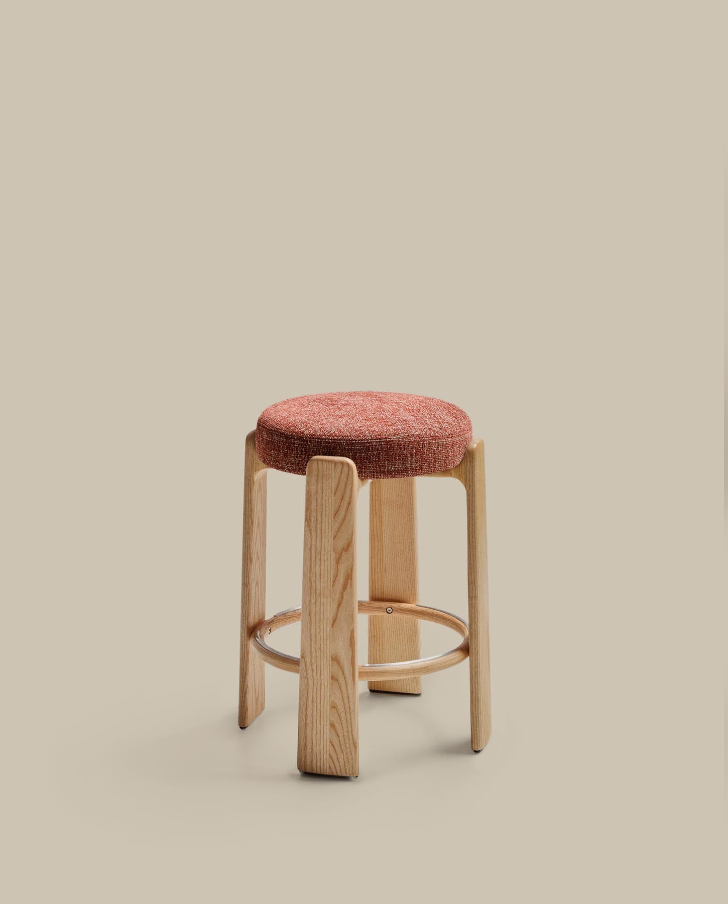 Hocker Granite, schwer entflammbar, aus terrakottafarbener Chenille und massivem Eschenholz mit naturfarbener Oberfläche, FSC 100 %, 65 cm in Terrakotta präsentiert im Onlineshop von KAQTU Design AG. Barhocker ist von Kave Home