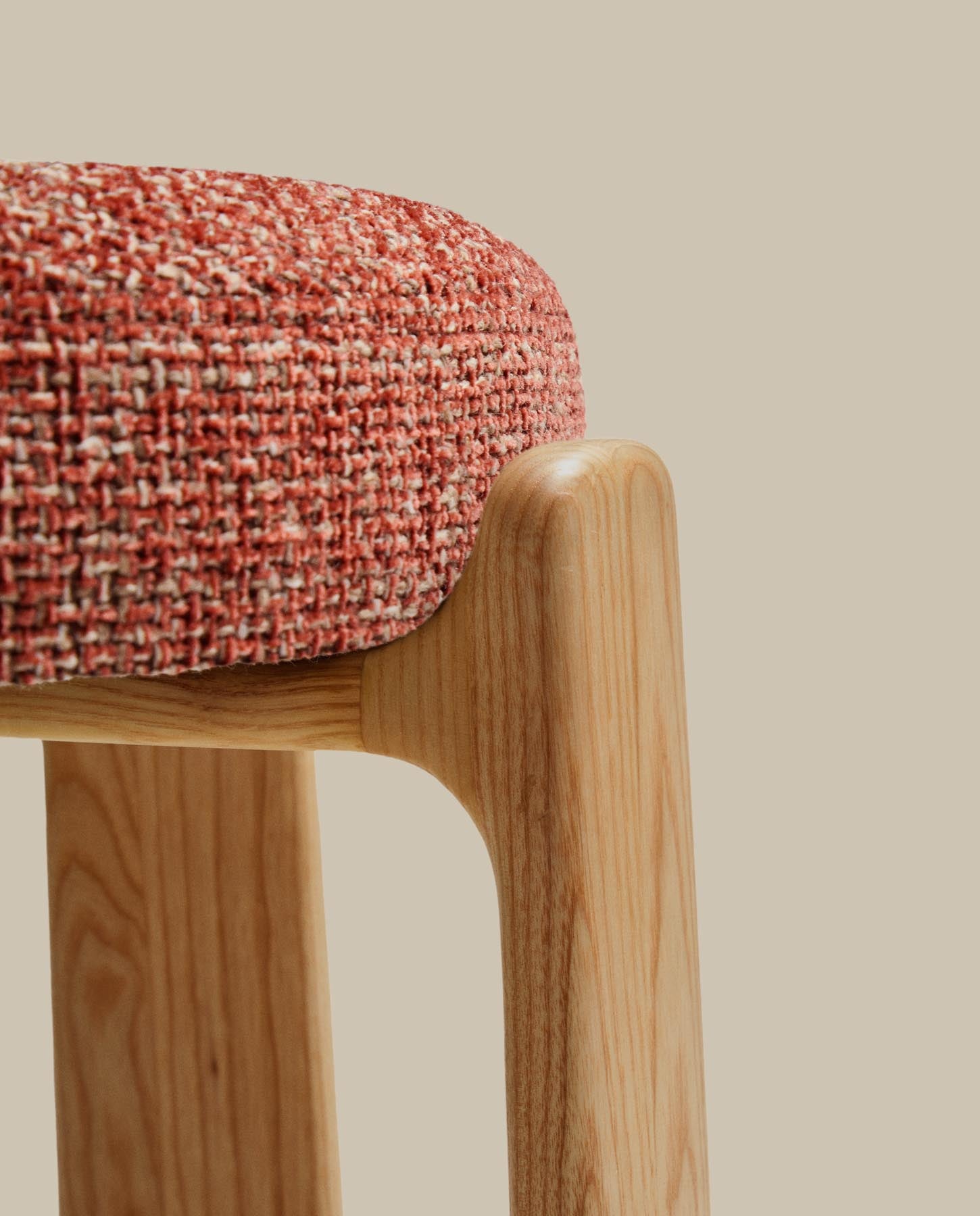 Hocker Granite, schwer entflammbar, aus terrakottafarbener Chenille und massivem Eschenholz mit naturfarbener Oberfläche, FSC 100 %, 65 cm in Terrakotta präsentiert im Onlineshop von KAQTU Design AG. Barhocker ist von Kave Home