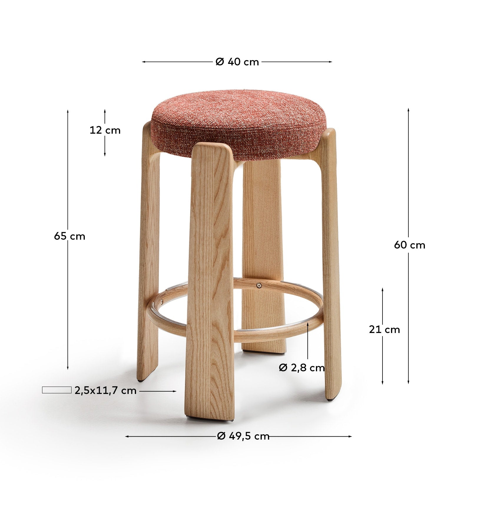 Hocker Granite, schwer entflammbar, aus terrakottafarbener Chenille und massivem Eschenholz mit naturfarbener Oberfläche, FSC 100 %, 65 cm in Terrakotta präsentiert im Onlineshop von KAQTU Design AG. Barhocker ist von Kave Home
