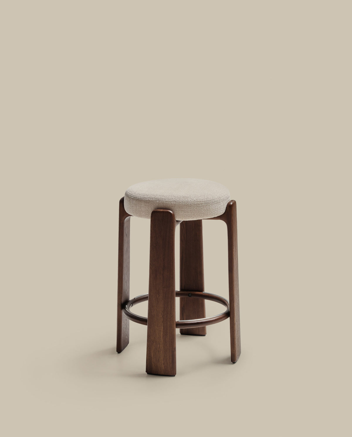 Hocker Granite aus beigefarbener Chenille und massivem Eschenholz mit nussbaumfarbenem Finish, FSC 100%, 75 cm in Beige, Dunkelbraun präsentiert im Onlineshop von KAQTU Design AG. Barstuhl ist von Kave Home