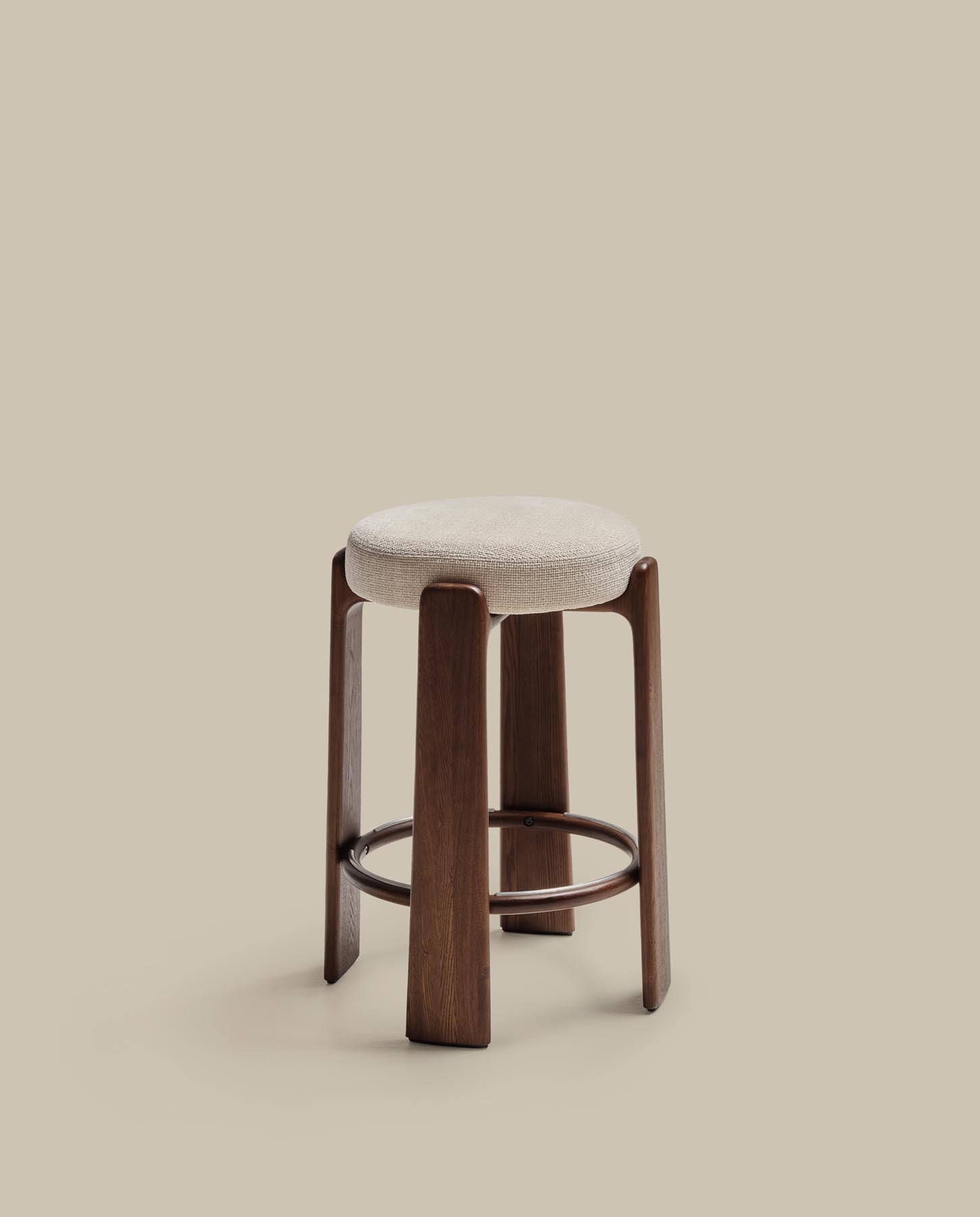 Hocker Granite, schwer entflammbar, aus beiger Chenille und massivem Eschenholz mit nussbaumfarbenem Finish, FSC 100 %, 75 cm in Beige präsentiert im Onlineshop von KAQTU Design AG. Barhocker ist von Kave Home