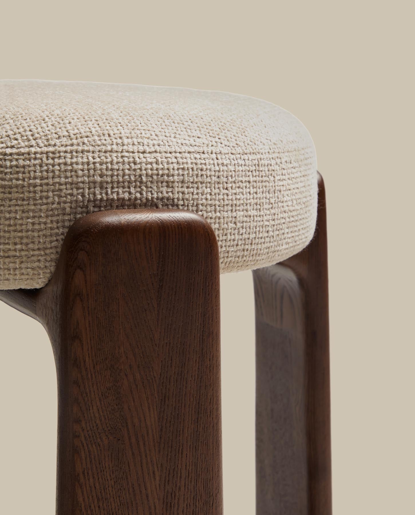 Hocker Granite, schwer entflammbar, aus beiger Chenille und massivem Eschenholz mit nussbaumfarbenem Finish, FSC 100 %, 75 cm in Beige präsentiert im Onlineshop von KAQTU Design AG. Barhocker ist von Kave Home