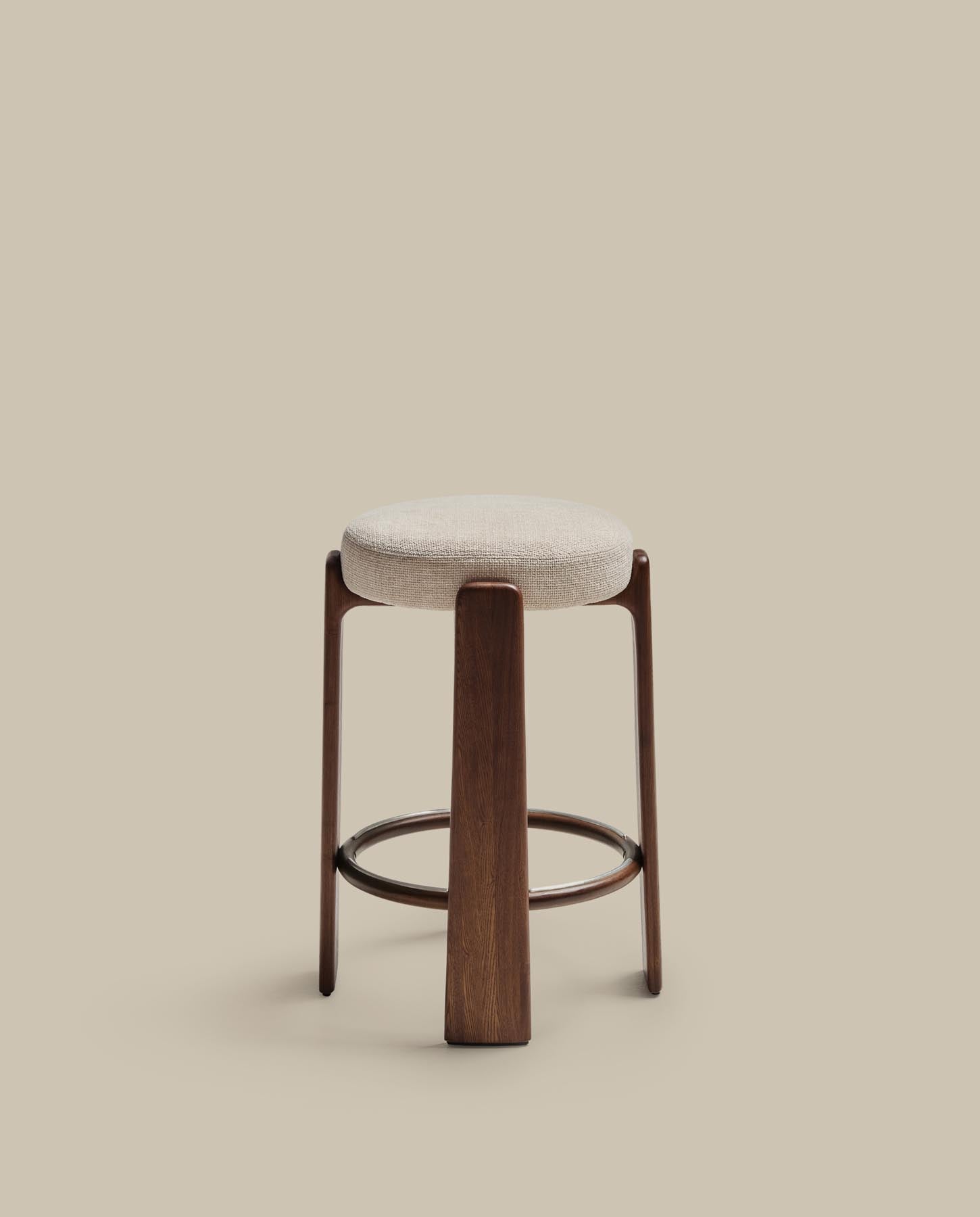 Hocker Granite, schwer entflammbar, aus beiger Chenille und massivem Eschenholz mit nussbaumfarbenem Finish, FSC 100 %, 75 cm in Beige präsentiert im Onlineshop von KAQTU Design AG. Barhocker ist von Kave Home