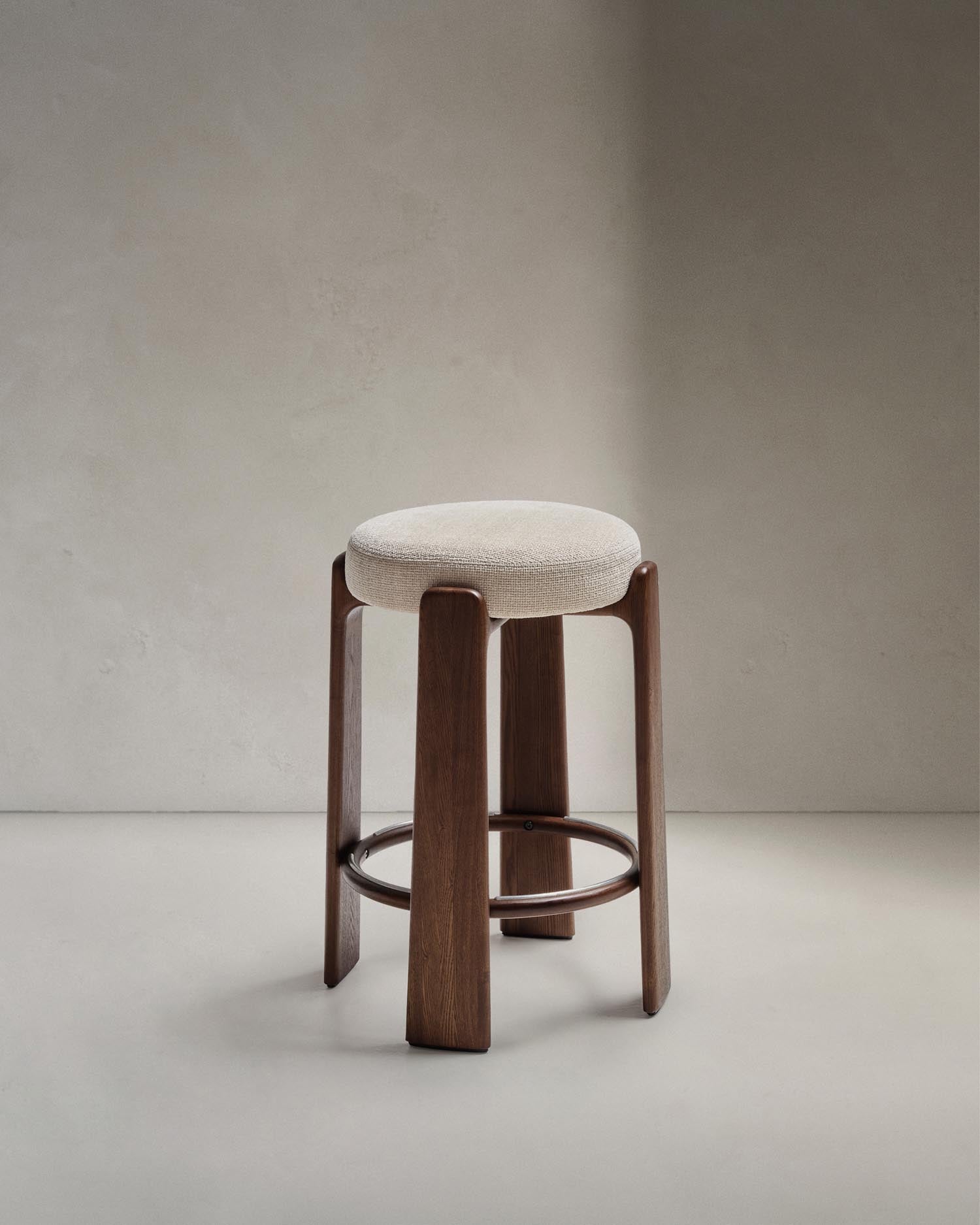 Hocker Granite aus beigefarbener Chenille und massivem Eschenholz mit nussbaumfarbenem Finish, FSC 100%, 75 cm in Beige präsentiert im Onlineshop von KAQTU Design AG. Barstuhl ist von Kave Home